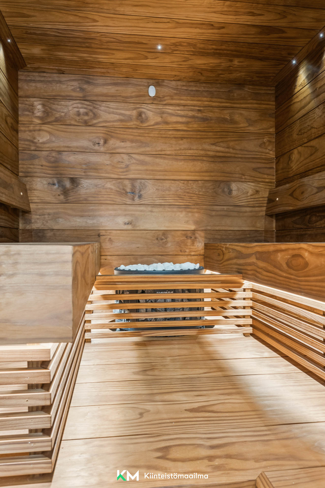 Sauna on lämpökäsiteltyä mäntyä.