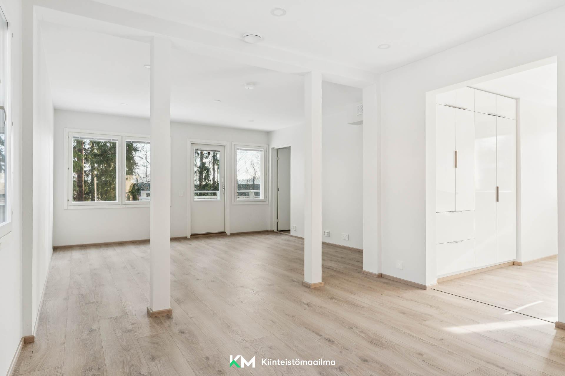 Keittiö sijaitsee kätevästi ruokailutilan vieressä.