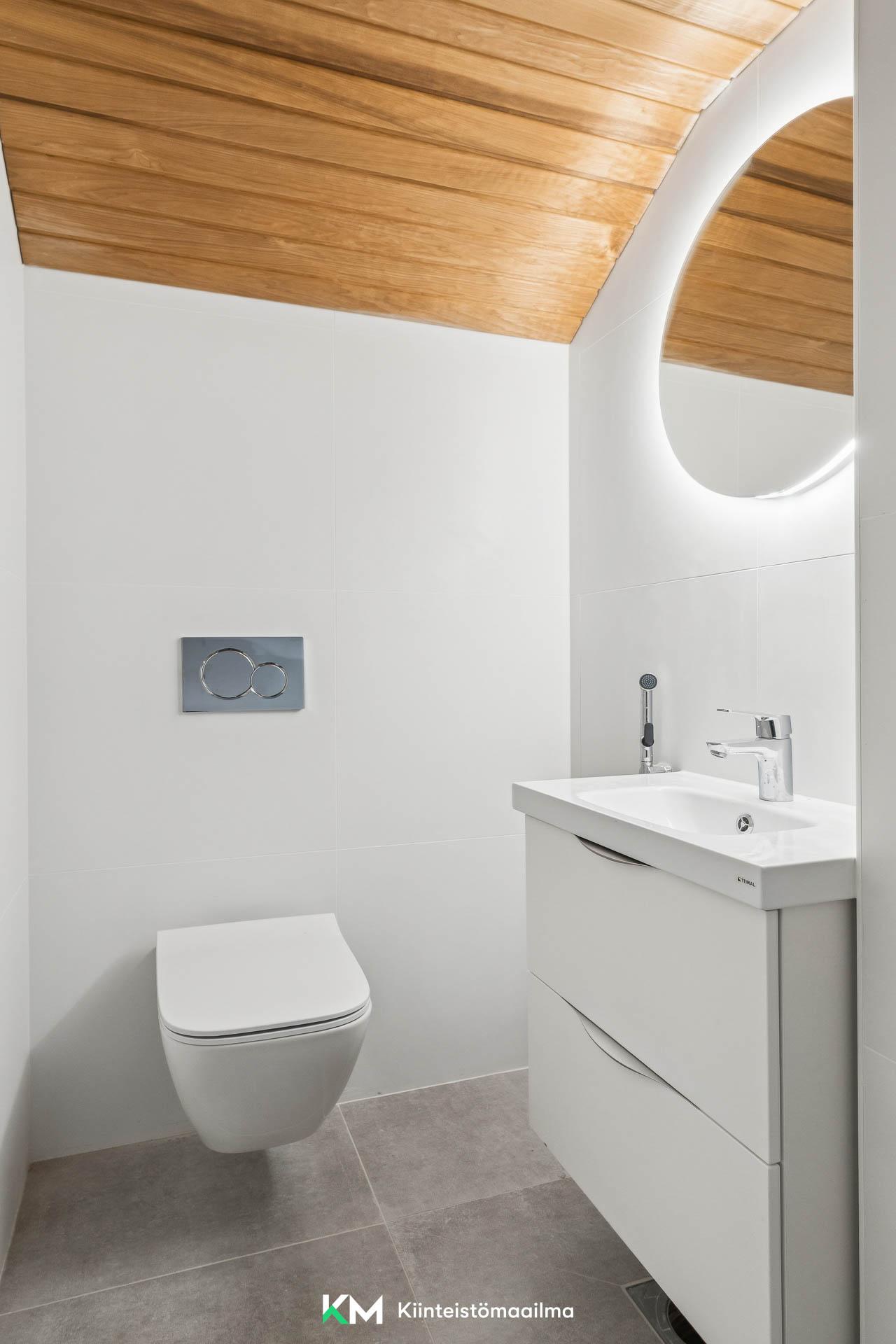 Yläkerran erillinen wc