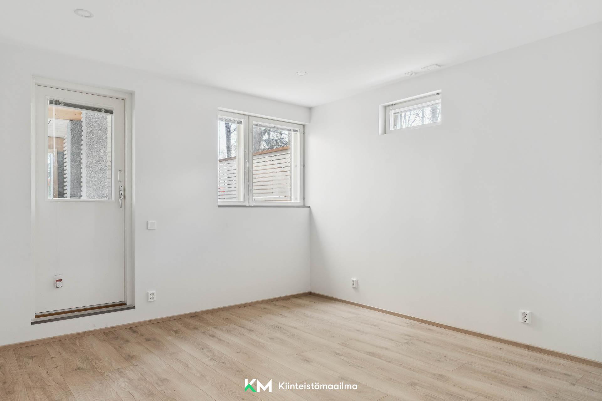 Kellarikerroksen molemmista huoneista on käynti ulos. 