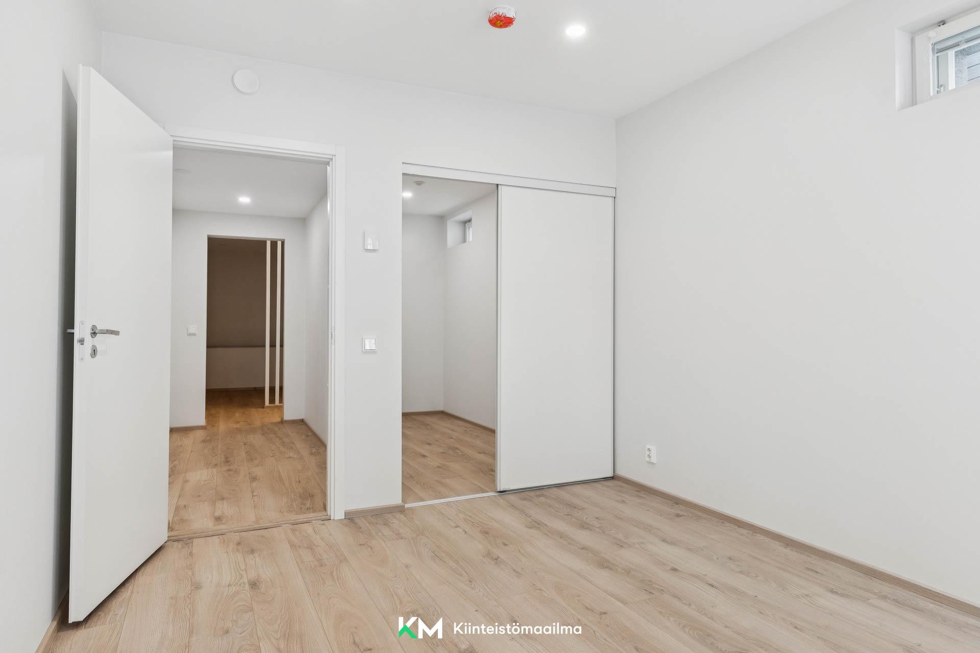 Kellarikerroksen toisessa huoneessa on tila vaikka vaatehuoneelle.