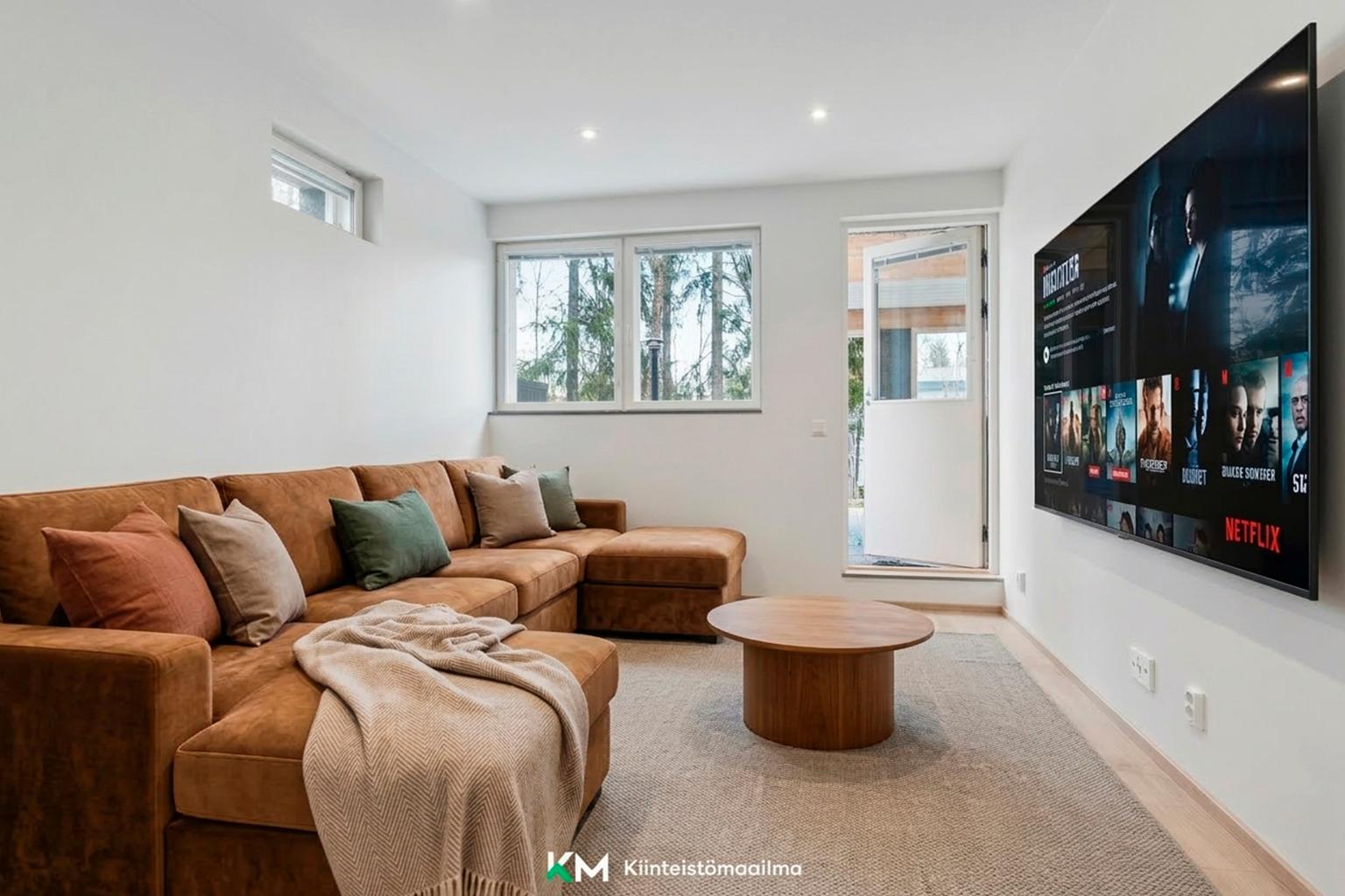 Kellarikerroksen toinen huone on oivallinen leffahuoneeksi.