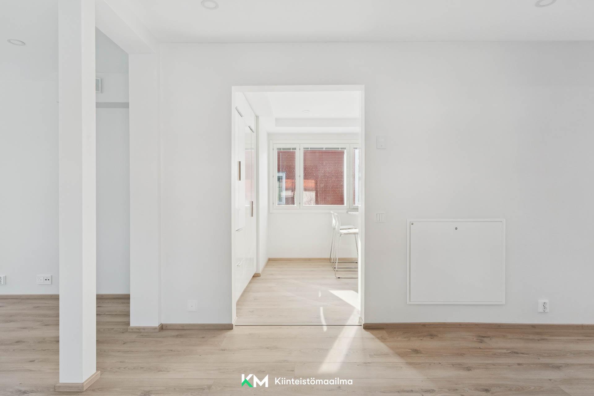 Keittiö toimii niin omana yksikkönään kuin sulautuu osaksi koko perheen yhteistä tilaa.