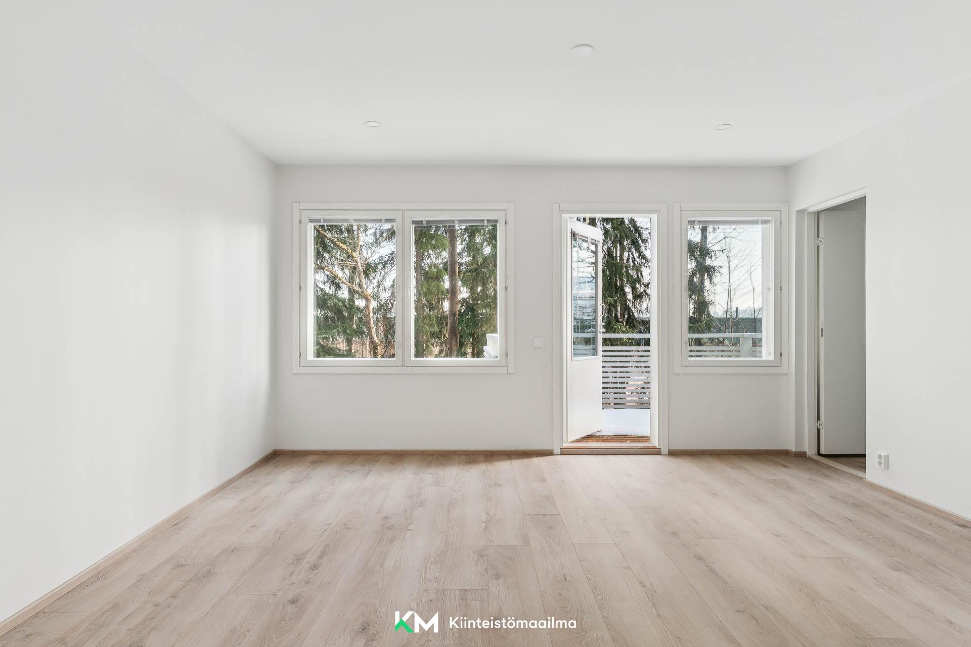 Oleskelutila jatkuu kesäisin terassille asti.