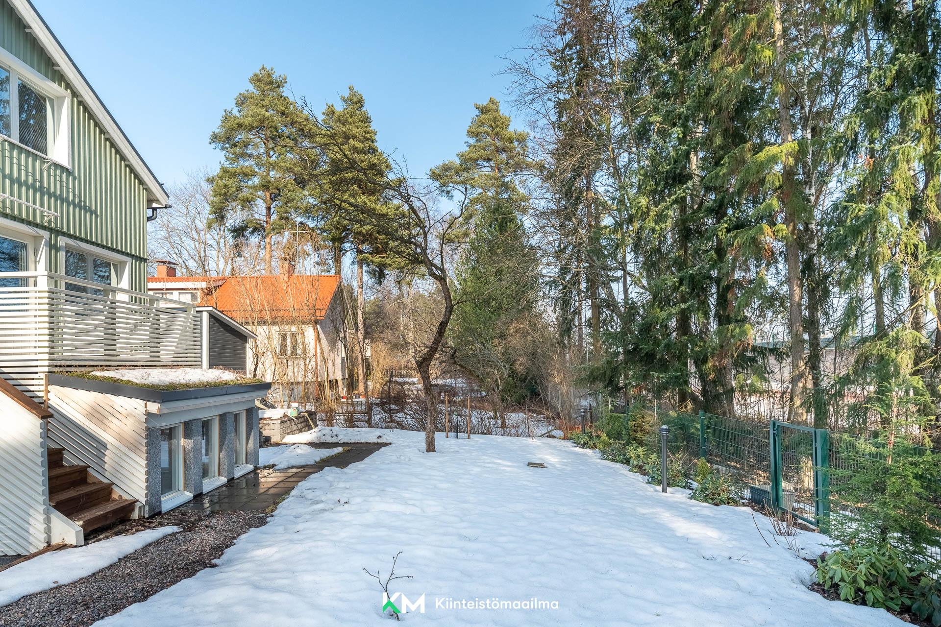 Pihalla on valmiina rhodot, marjapensaat sekä hedelmäpuita.