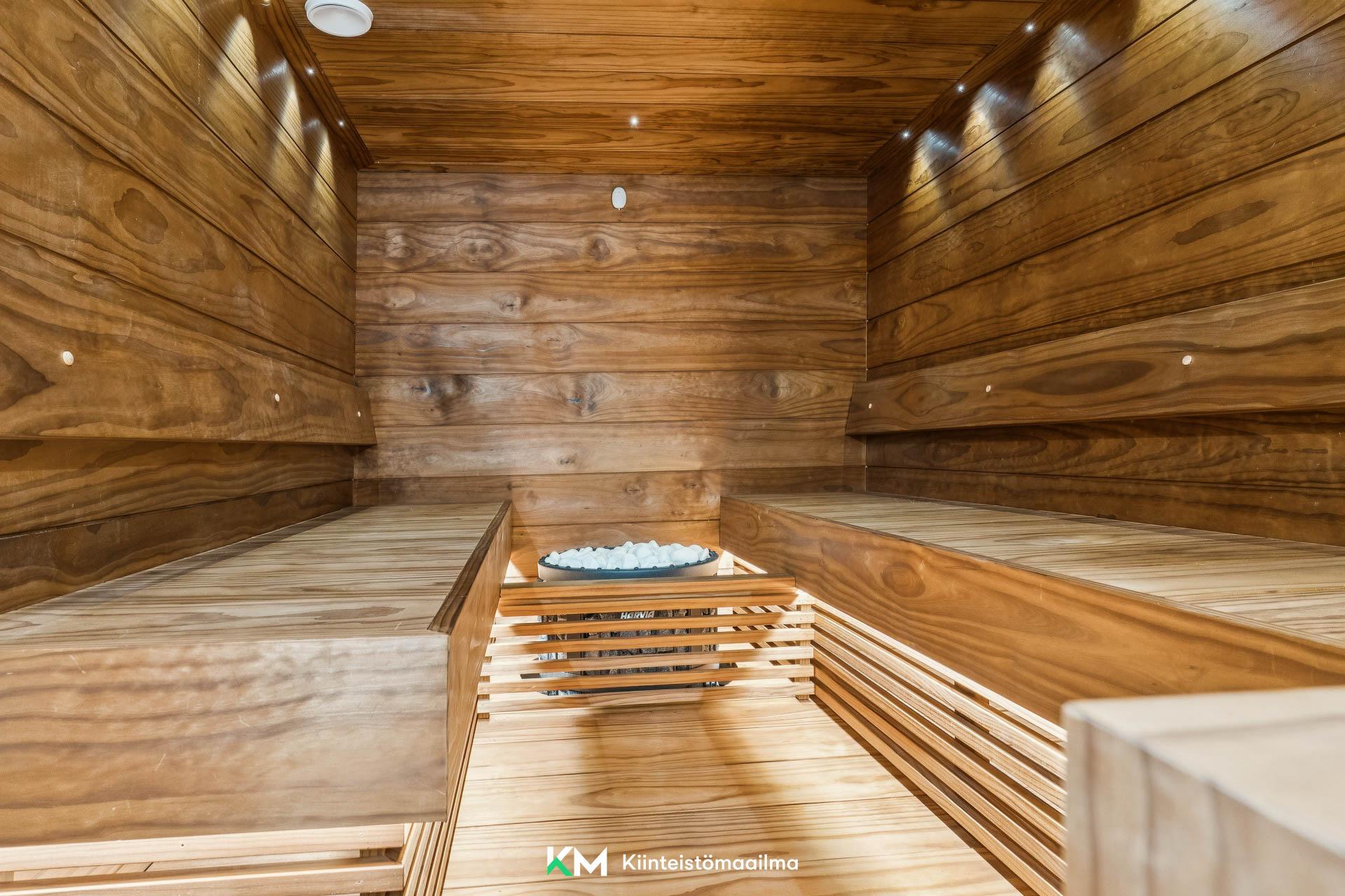 Saunan valaistusta voi säätää portaattomasti luomaan tunnelmaa.