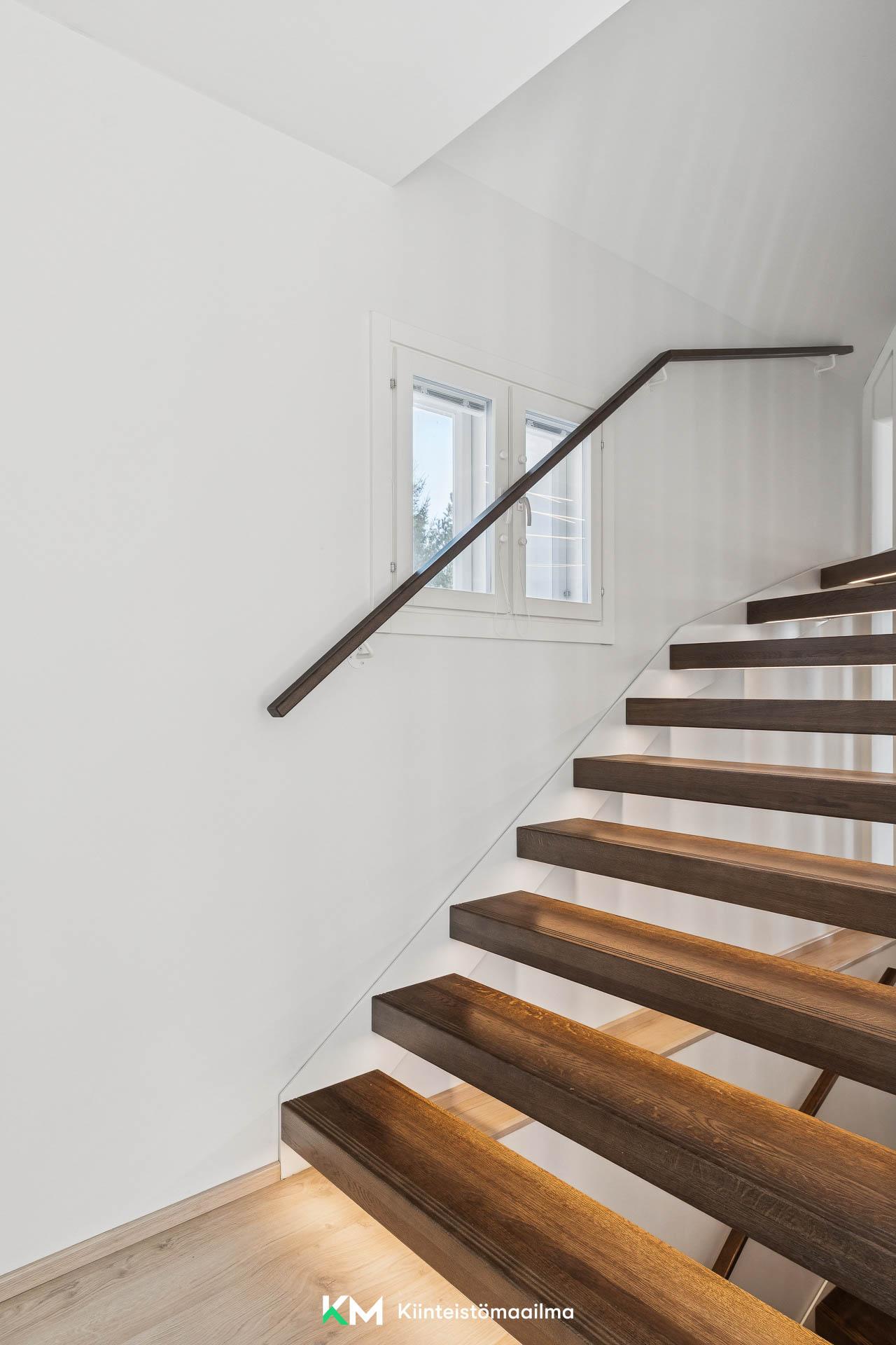 Portaikossa on hyvä, häikäisemätön valaistus.