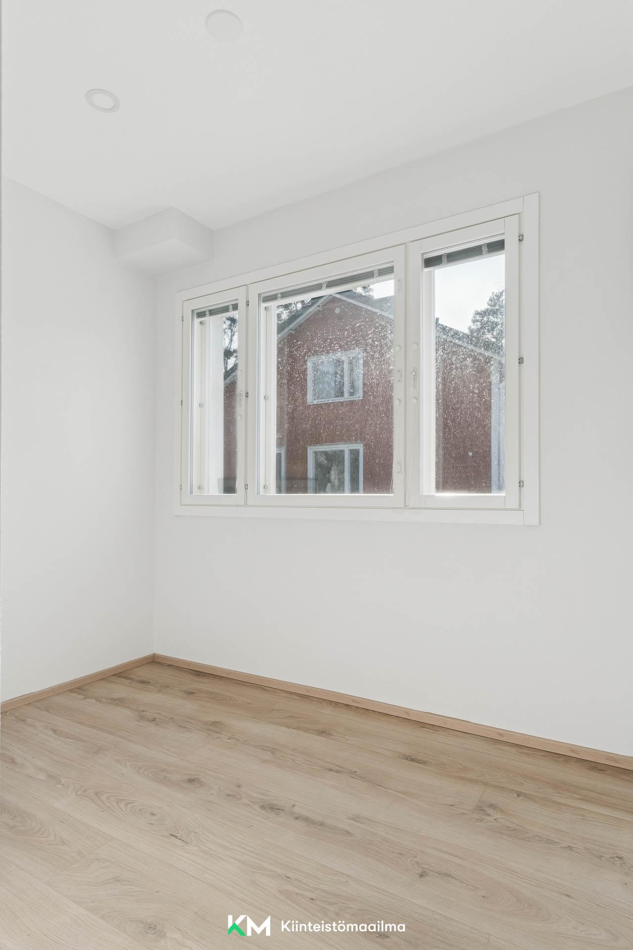 Sisäänkäynnin vieressä olevaan tilaan voi tehdä vaikka pukeutumistilan ulkovaatteille.