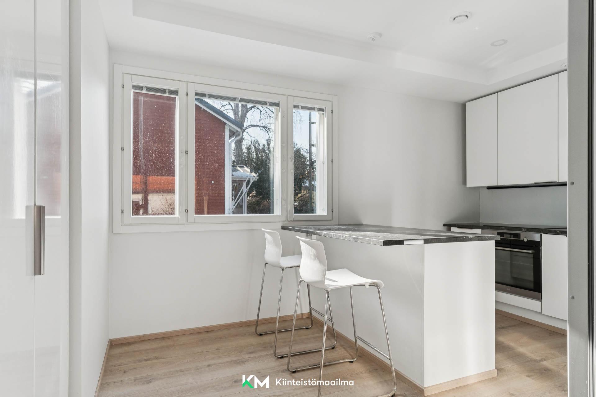 Kokkaajan ei tarvitse olla yksin vaan hänelle voidaan pitää seuraa saarekkeen ääressä.