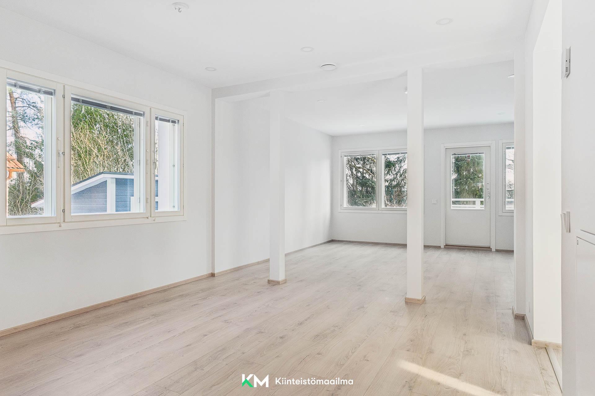 Yhdistetty olohuone ruokailutila koko perheen yhteiseen oleskeluun.