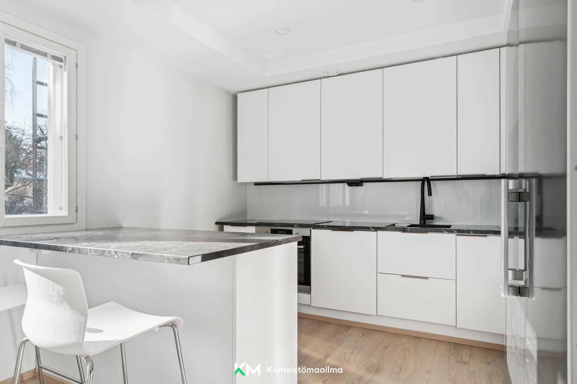 Saarekkeen ääressä voi nauttia vaikka aamupalaa.