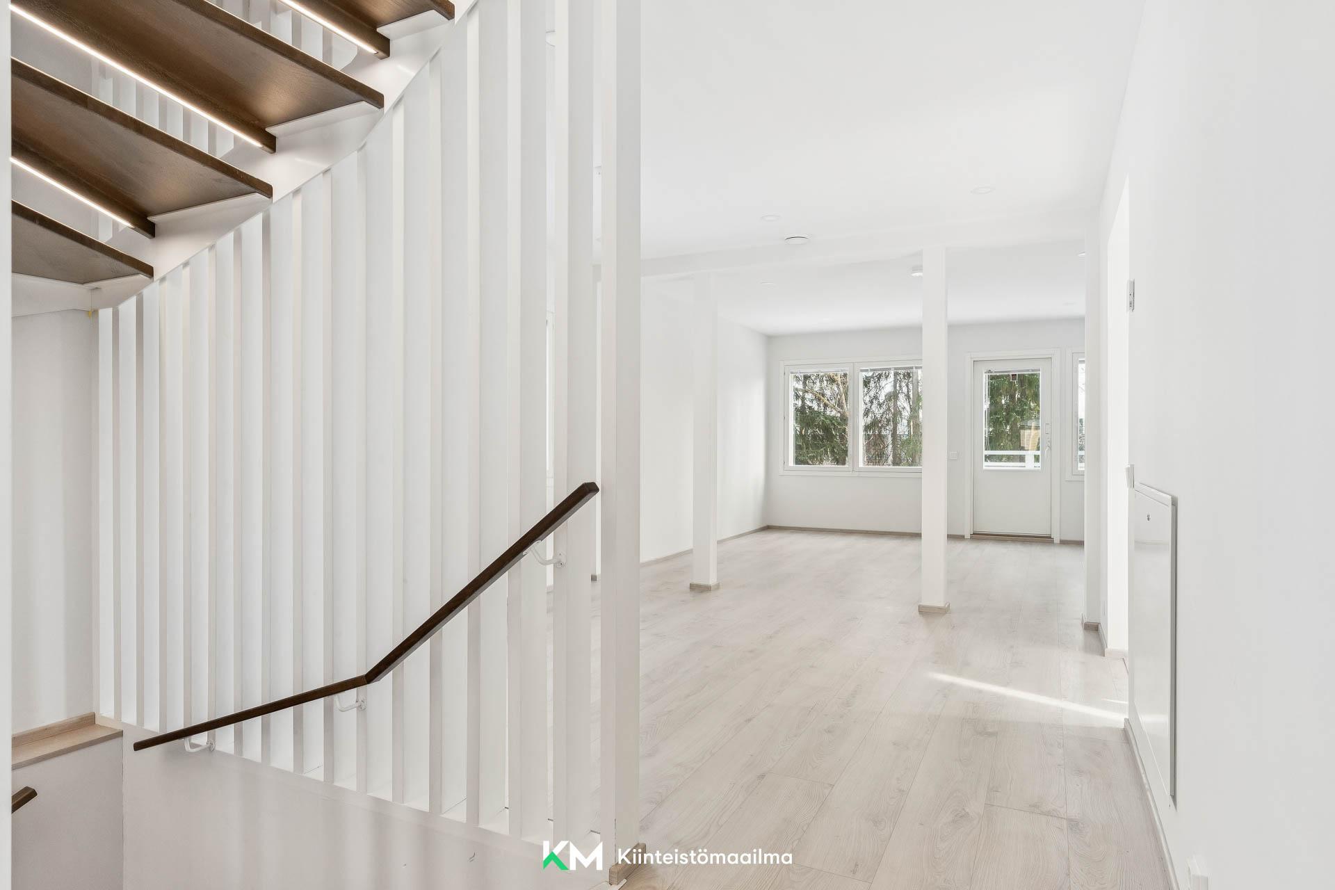 Portaikko sivilöi valoa kauniisti.