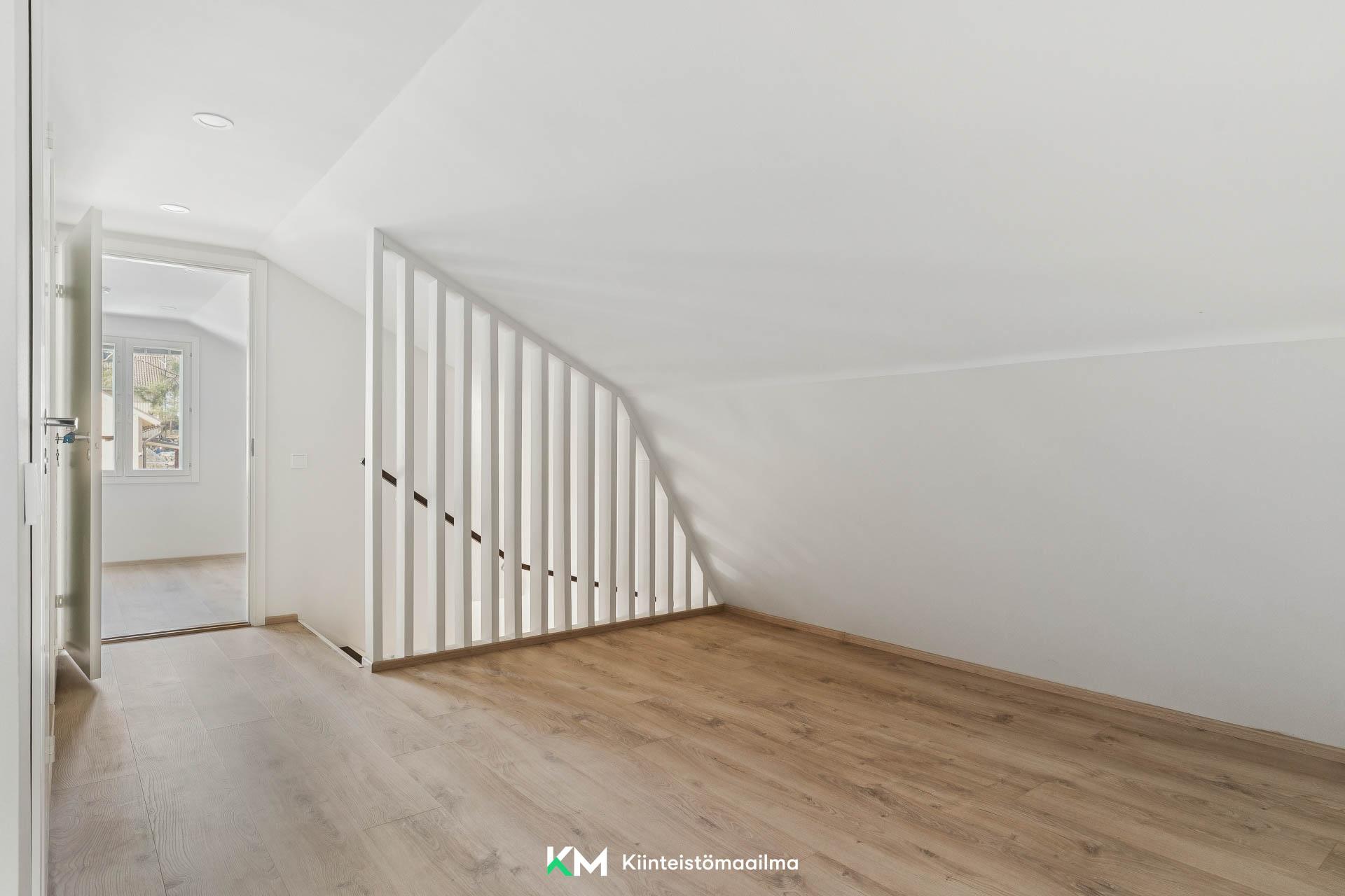 Yläkerran oleskelutila suihkutilan ja wc:n edessä.