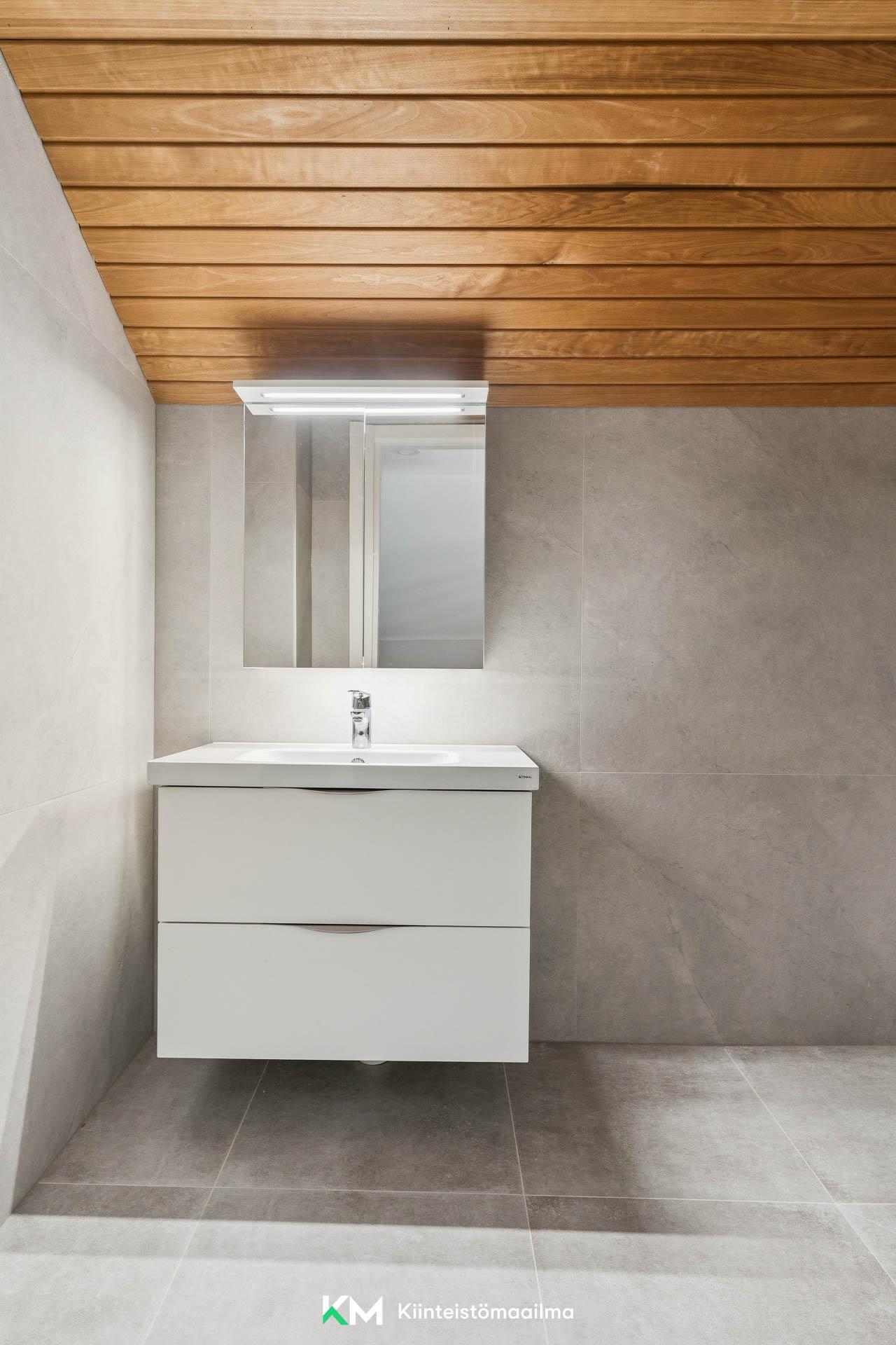 Yläkerran kylpyhuoneessa on allas/peilikaappi...