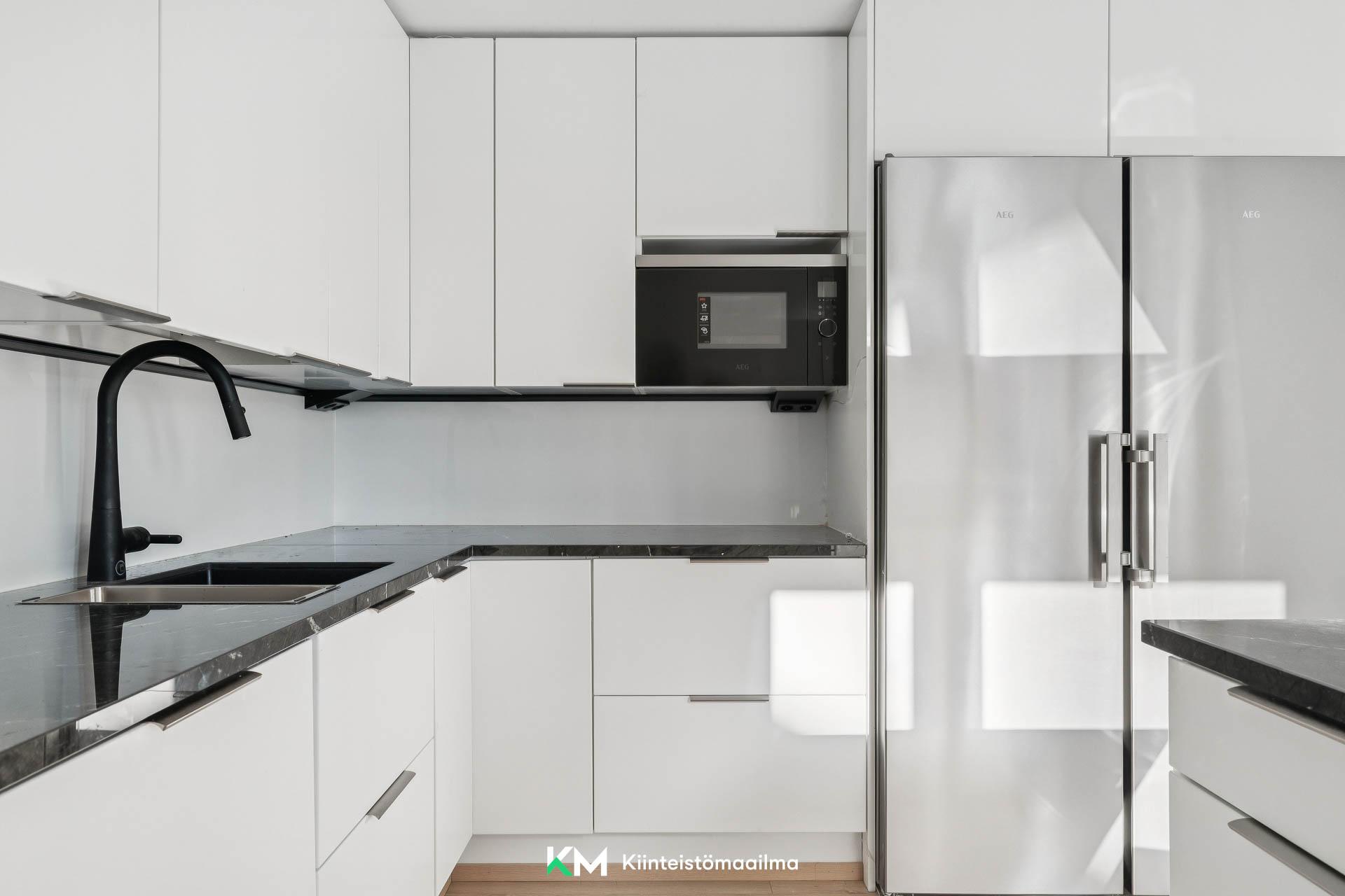 Tilavat, täyskorkeat rosteripintaiset jääkaappi ja pakastin helpottavat suurenkin perheen arjen askareita