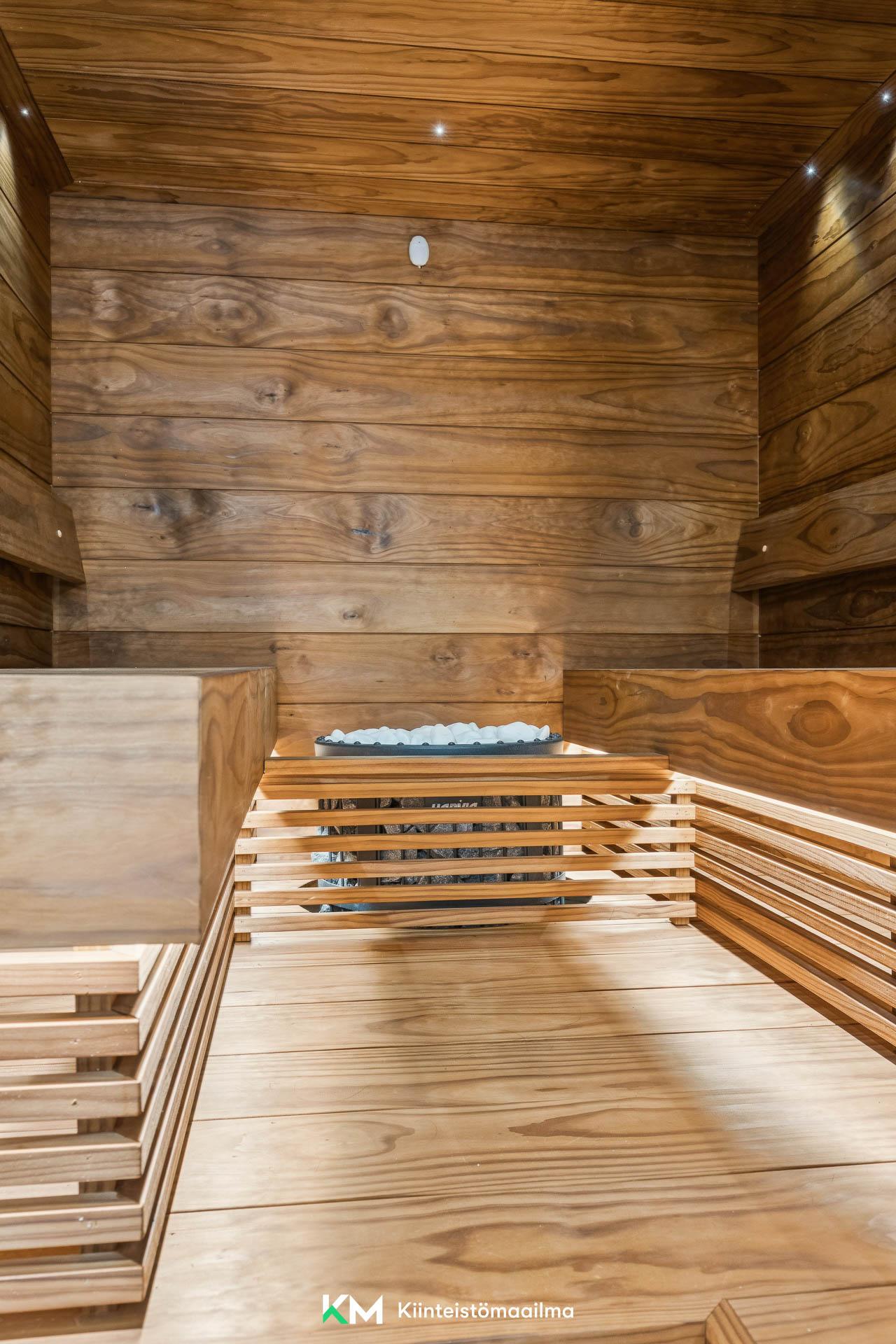 Sauna on lämpökäsiteltyä mäntyä.