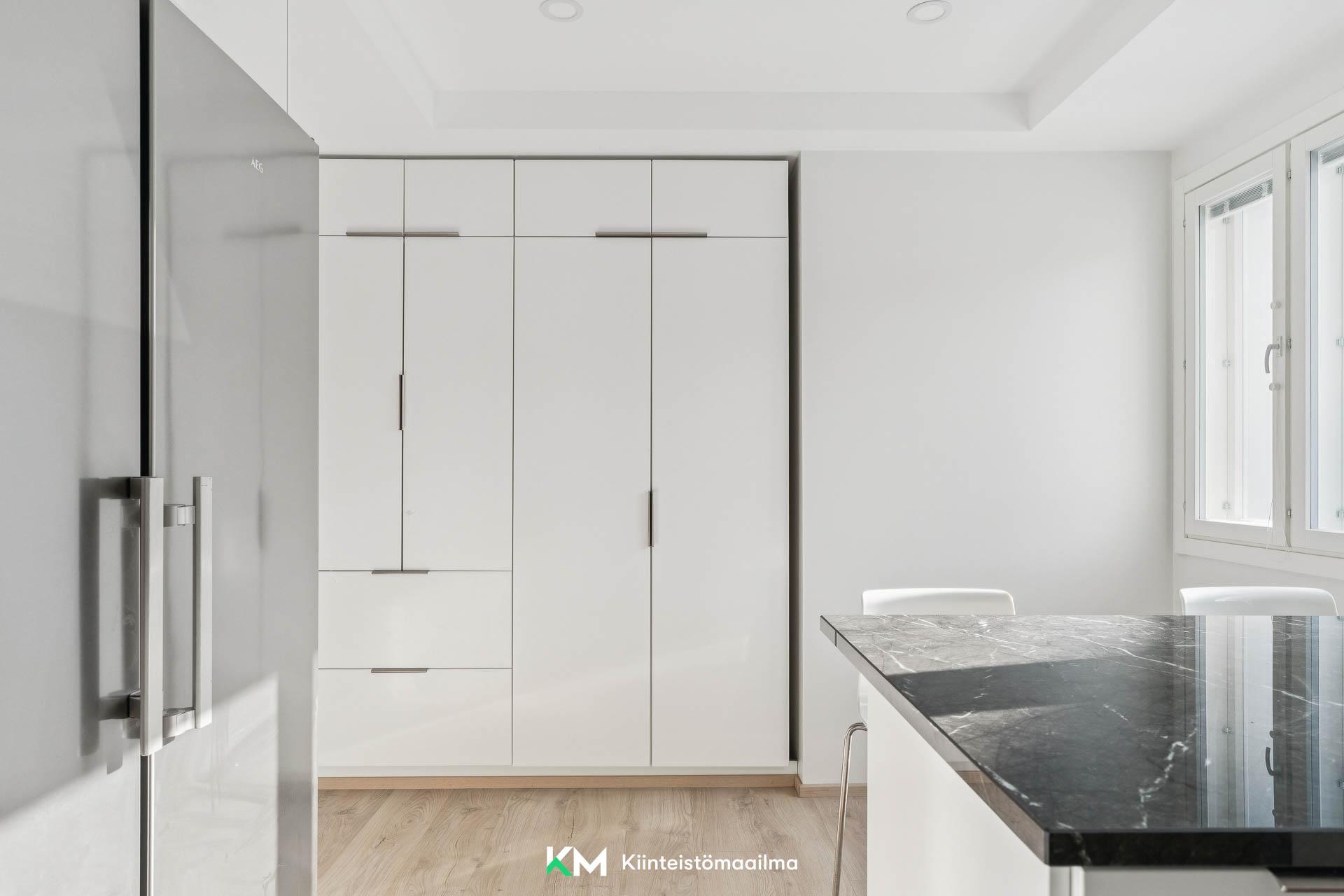 Säilytystilaa on runsaasti ja ajanhenkinen aamiaiskaappikin löytyy.