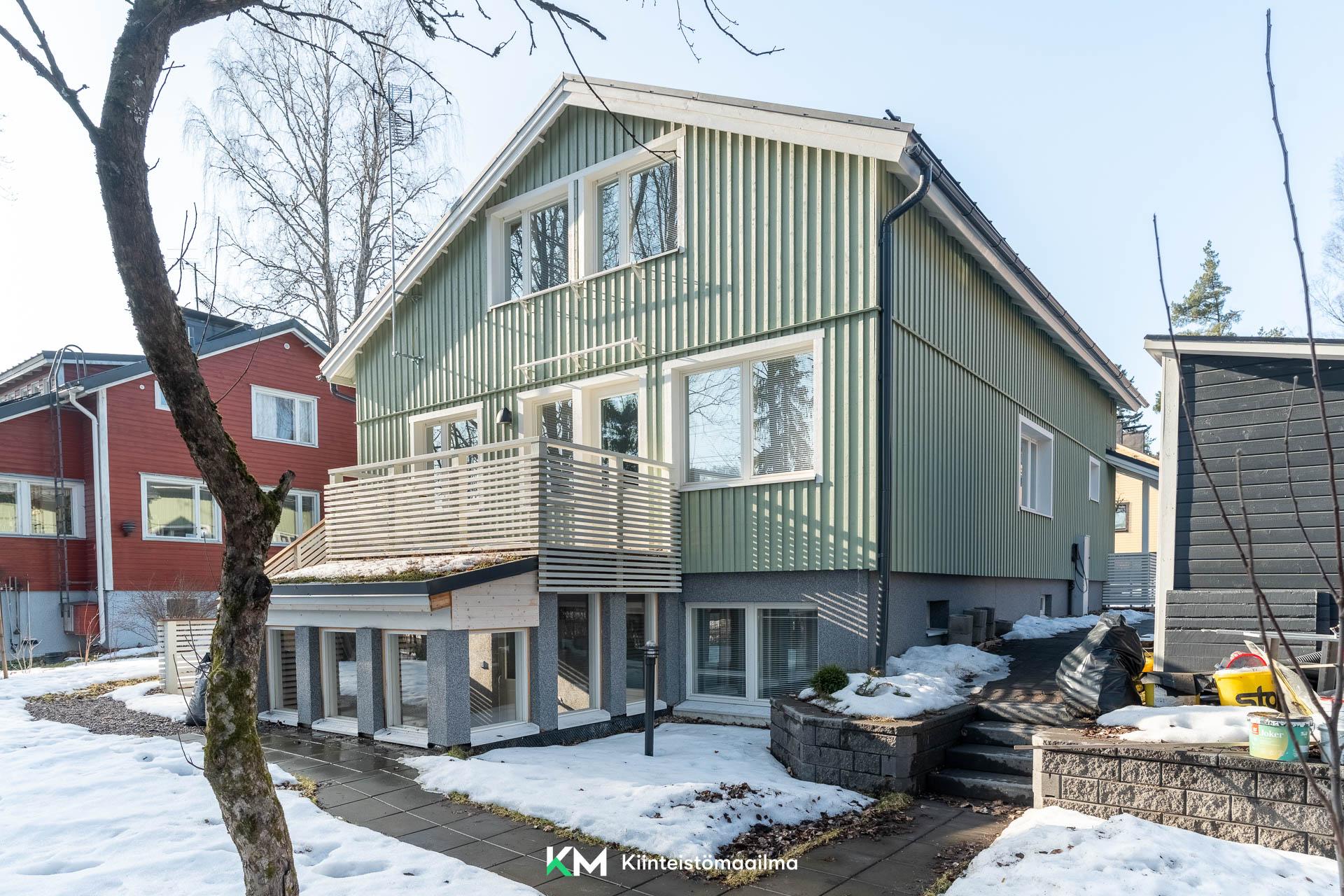 Kellarikerroksessa, terassin alla on valmius paljulle. Ikkunallinen tila antaa yksityisyyttä ja suojaa tuulelta.