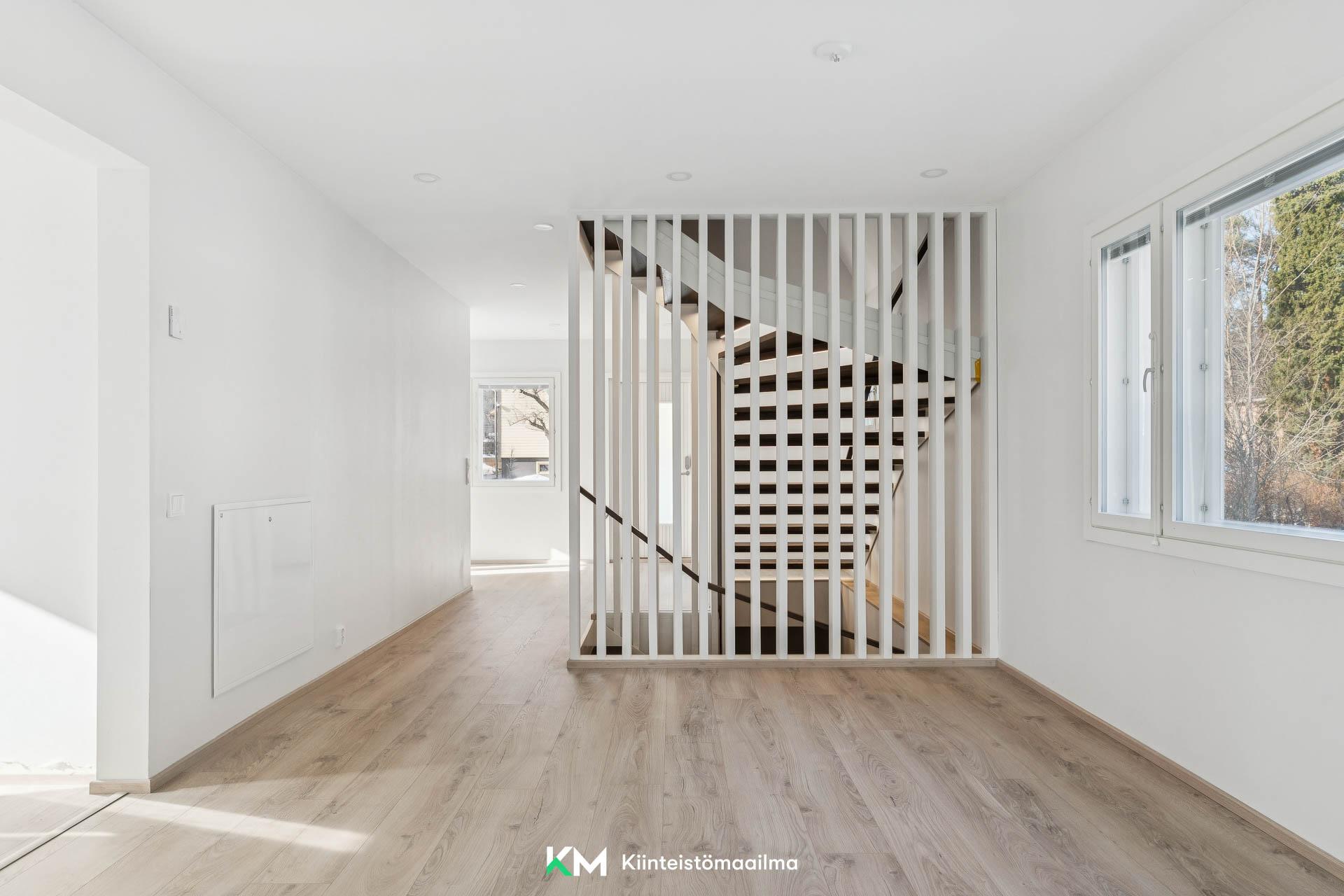 Portaikkokonaisuus rajaa avonaisen tilan.