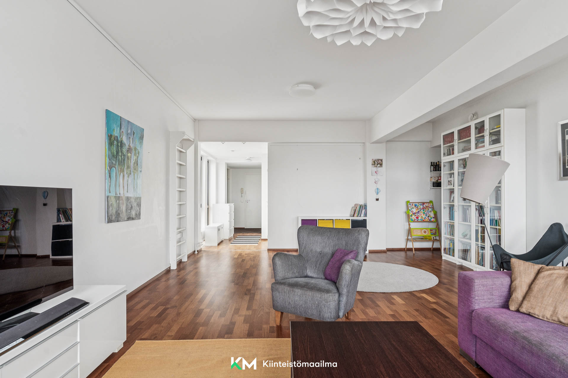 Kodin avaruus aukeaa heti ulko-ovelta.