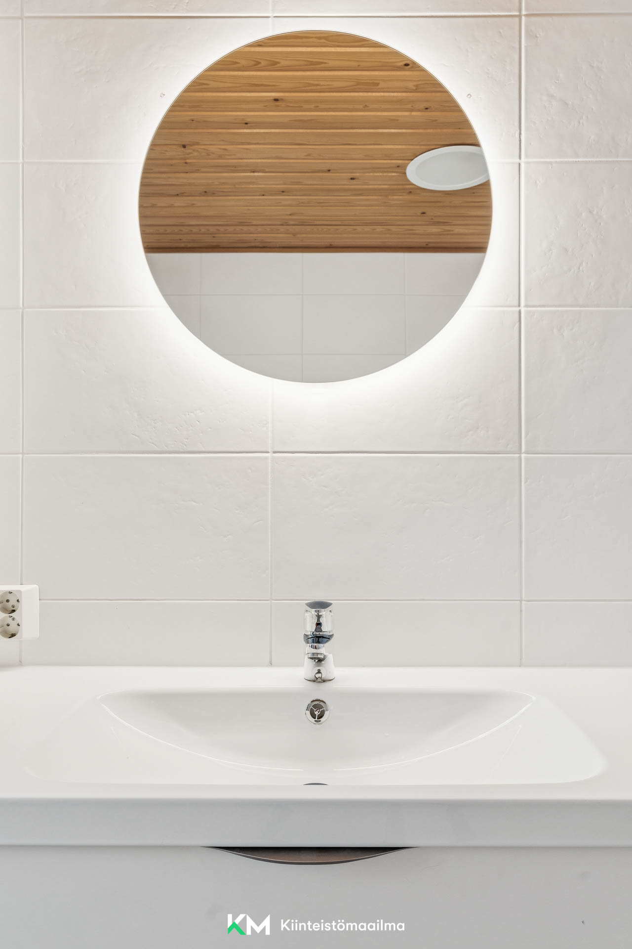 Peilin takaa heijastuu pehmeää, epäsuoraa valoa koko tilaan.