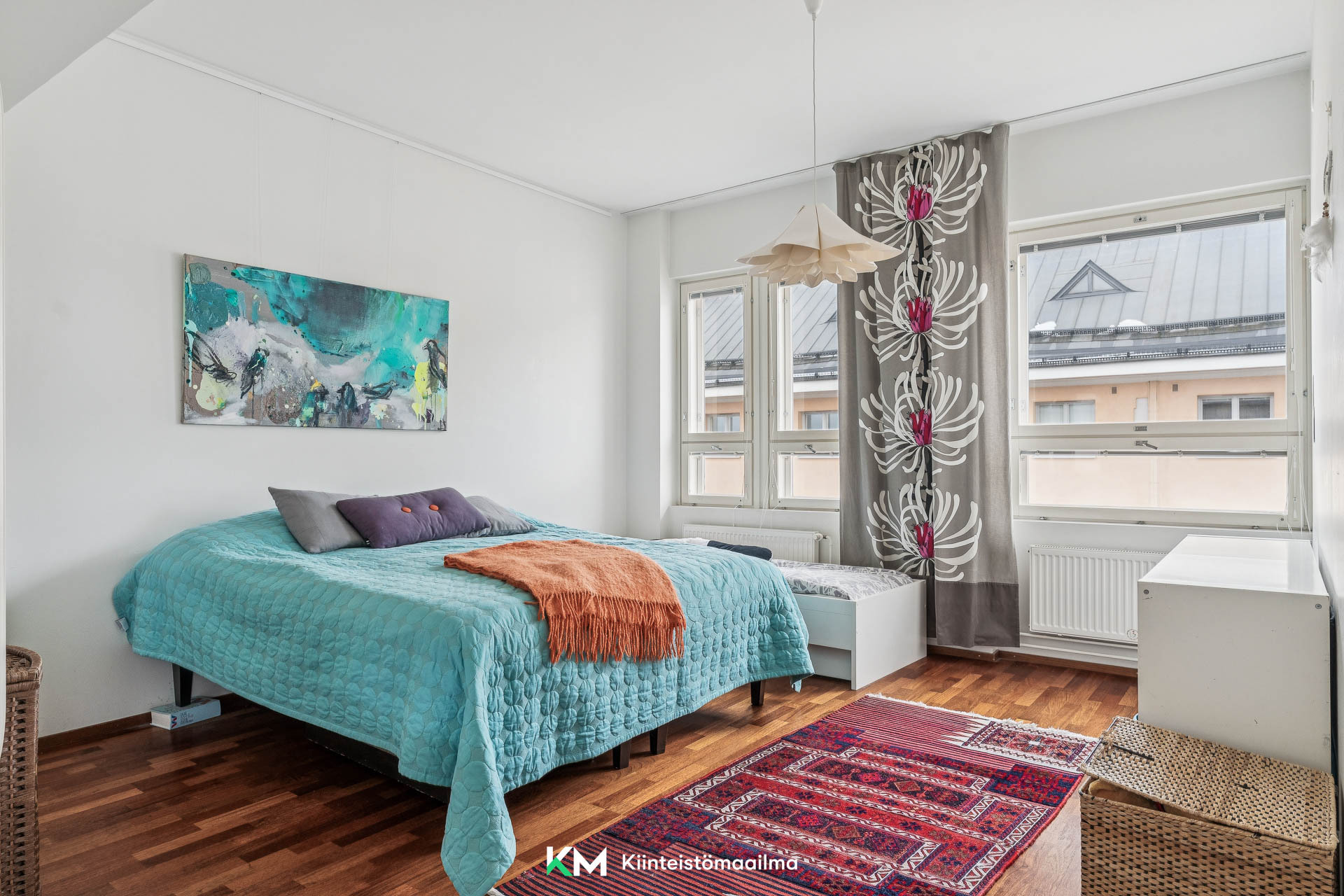 Ikkunat avautuvat rauhallisen Alppikadun puolelle.