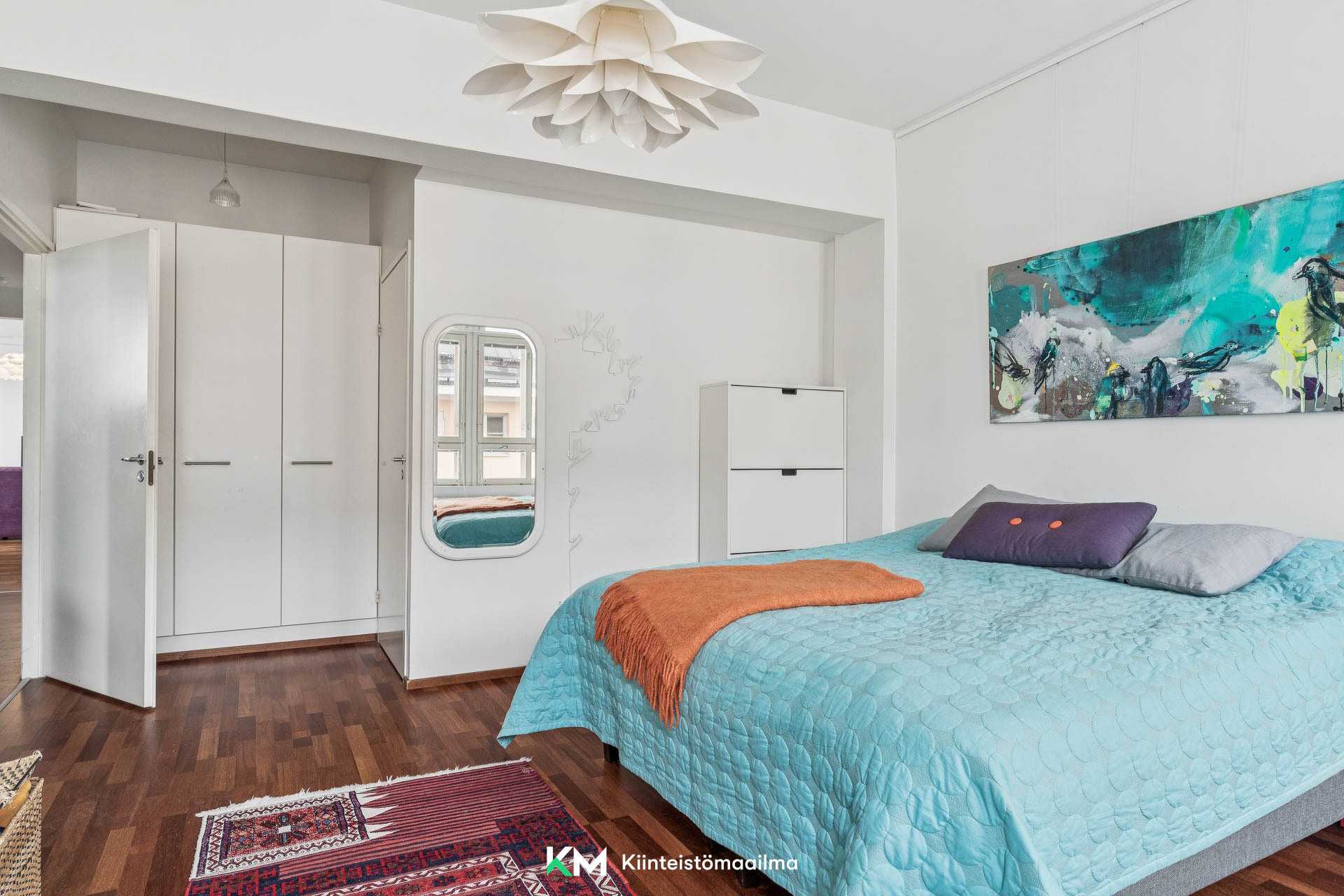 Päämakuuhuoneessa on sekä vaatehuone että kaapisto