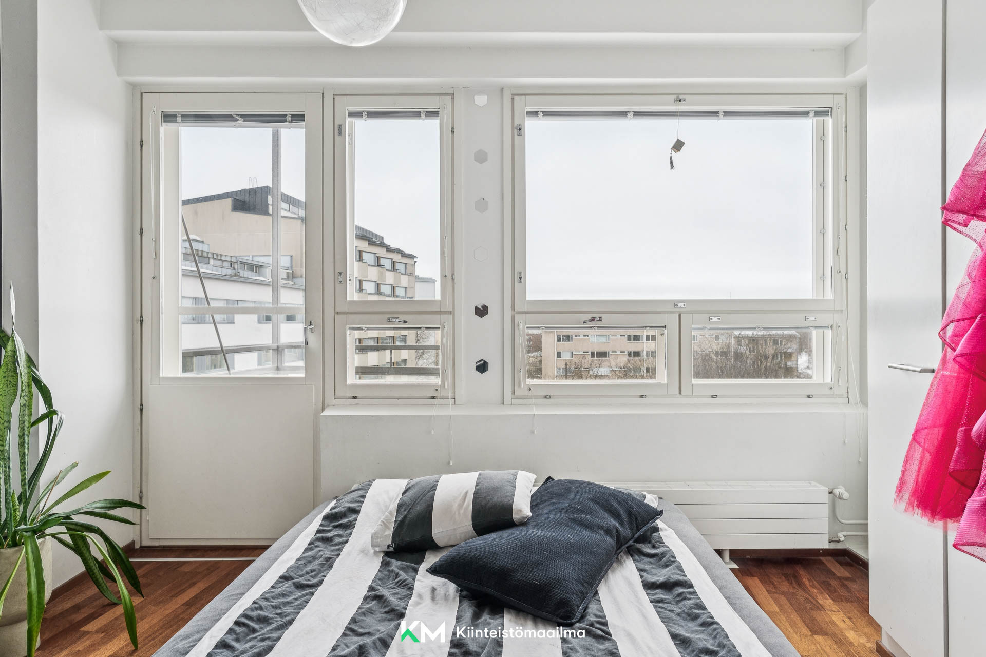 Näkymät aukeavat puunlatvojen yli Tauno Palon puistoon.