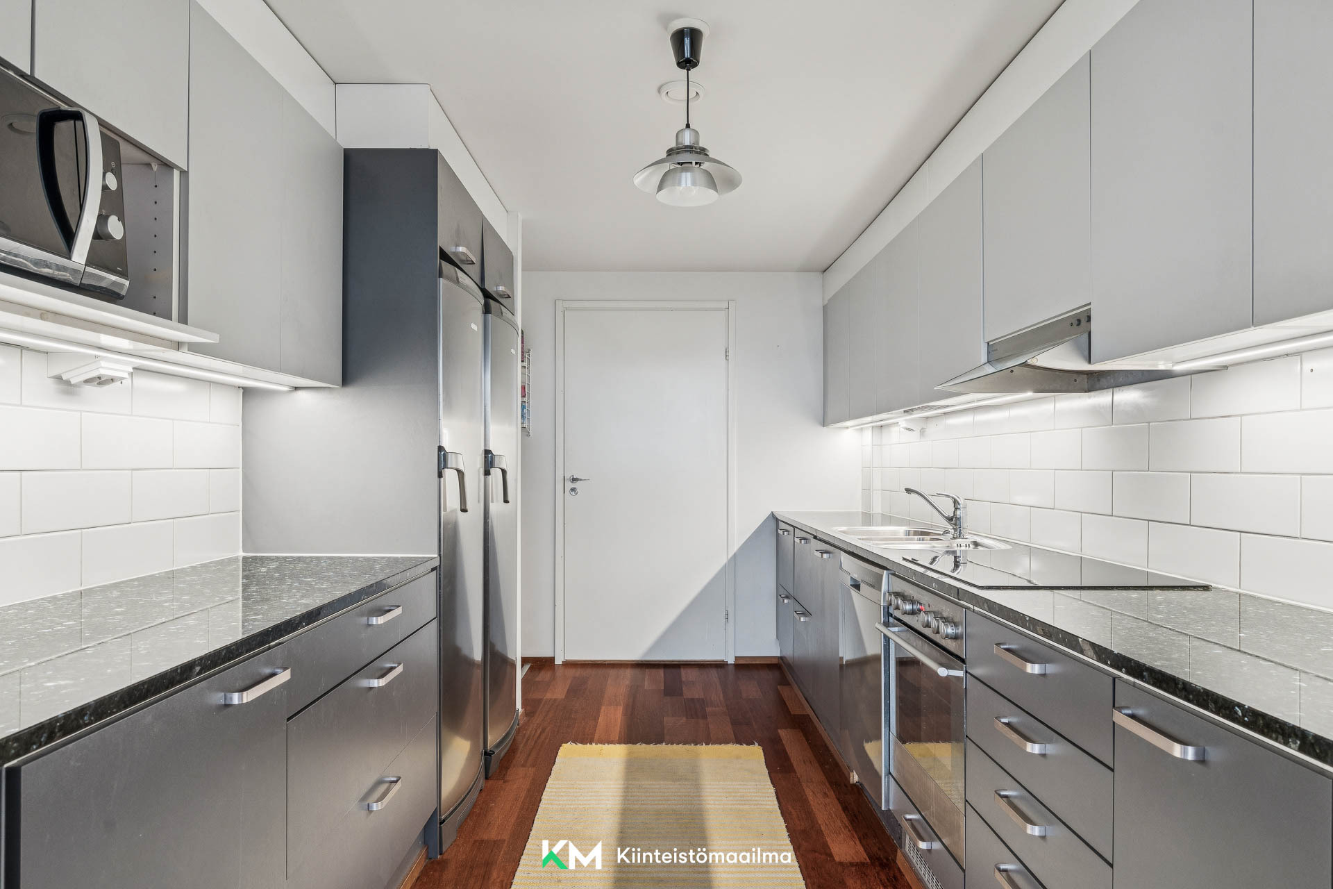 Keittiössä on runsaasti laskutilaa ja käyttöä kestävät kivitasot.