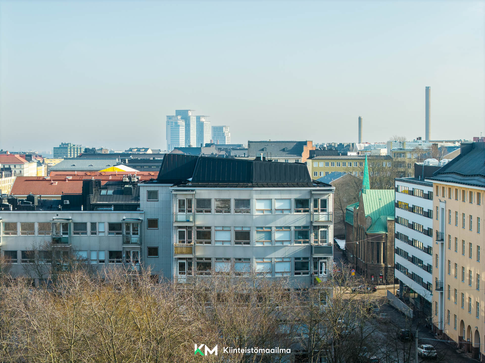 Koko ylin 8. kerros kuuluu tähän asuntoon.