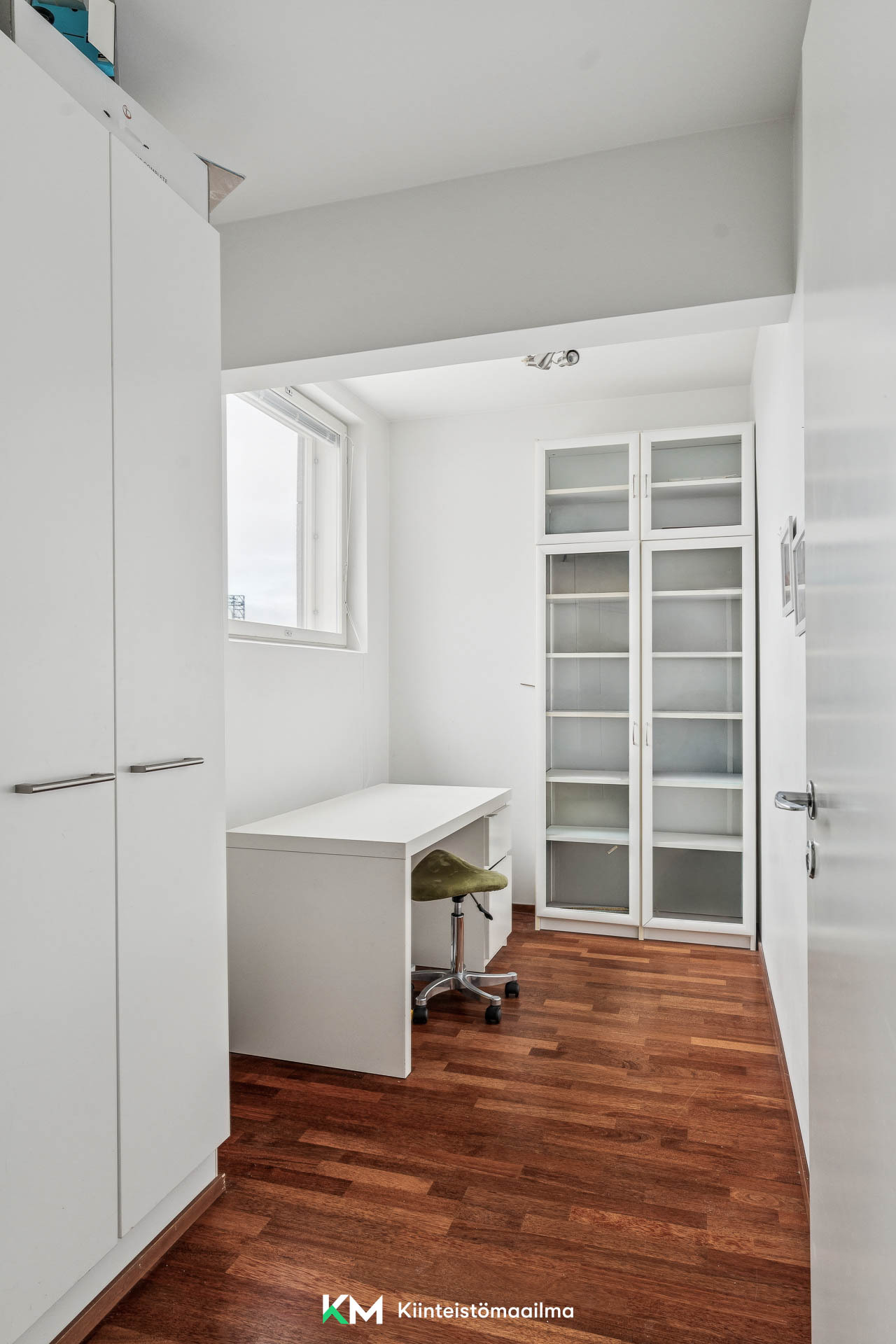 Työhuone sijaitsee kätevästi heti sisäänkäynnin vieressä.