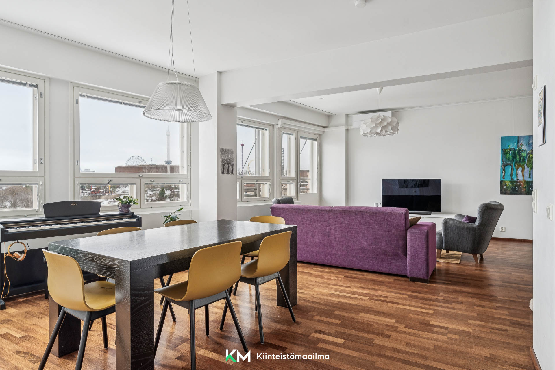 Valoisa huoneisto, jossa valon määrää voi säätää lähes kaikkien ikkunoiden osalta sälekaihtimien avulla.