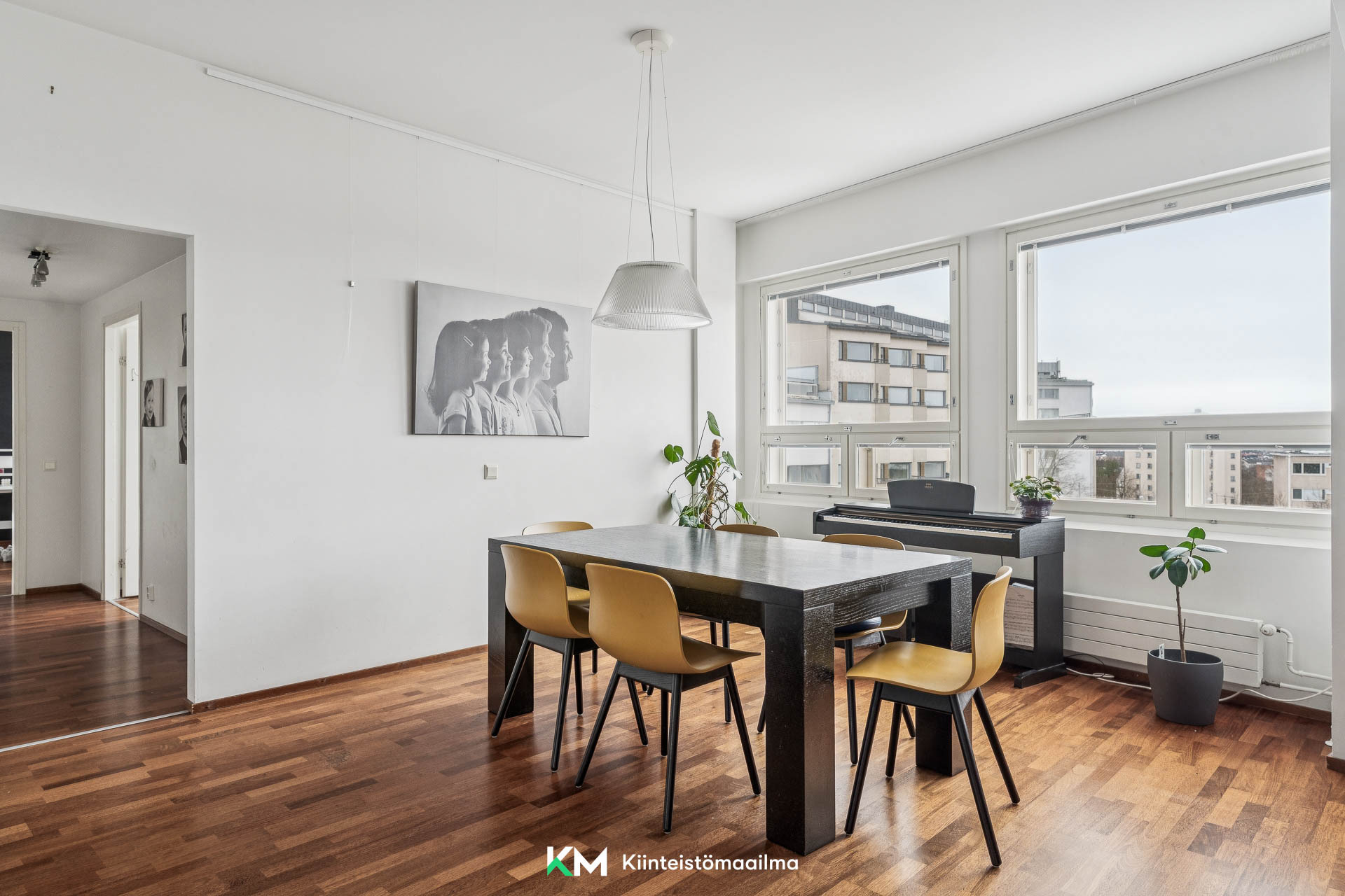 Yhteisten tilojen jatkona on makuuhuonesiipi.