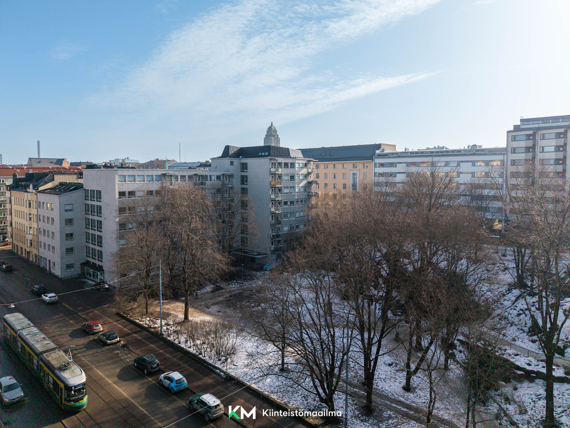 Ikkunat aukeavat viereiseen Tauno Palon puistoon.