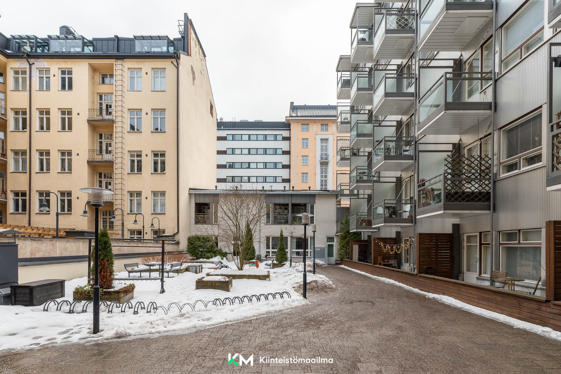 Talossa on myös suojaisa sisäpiha