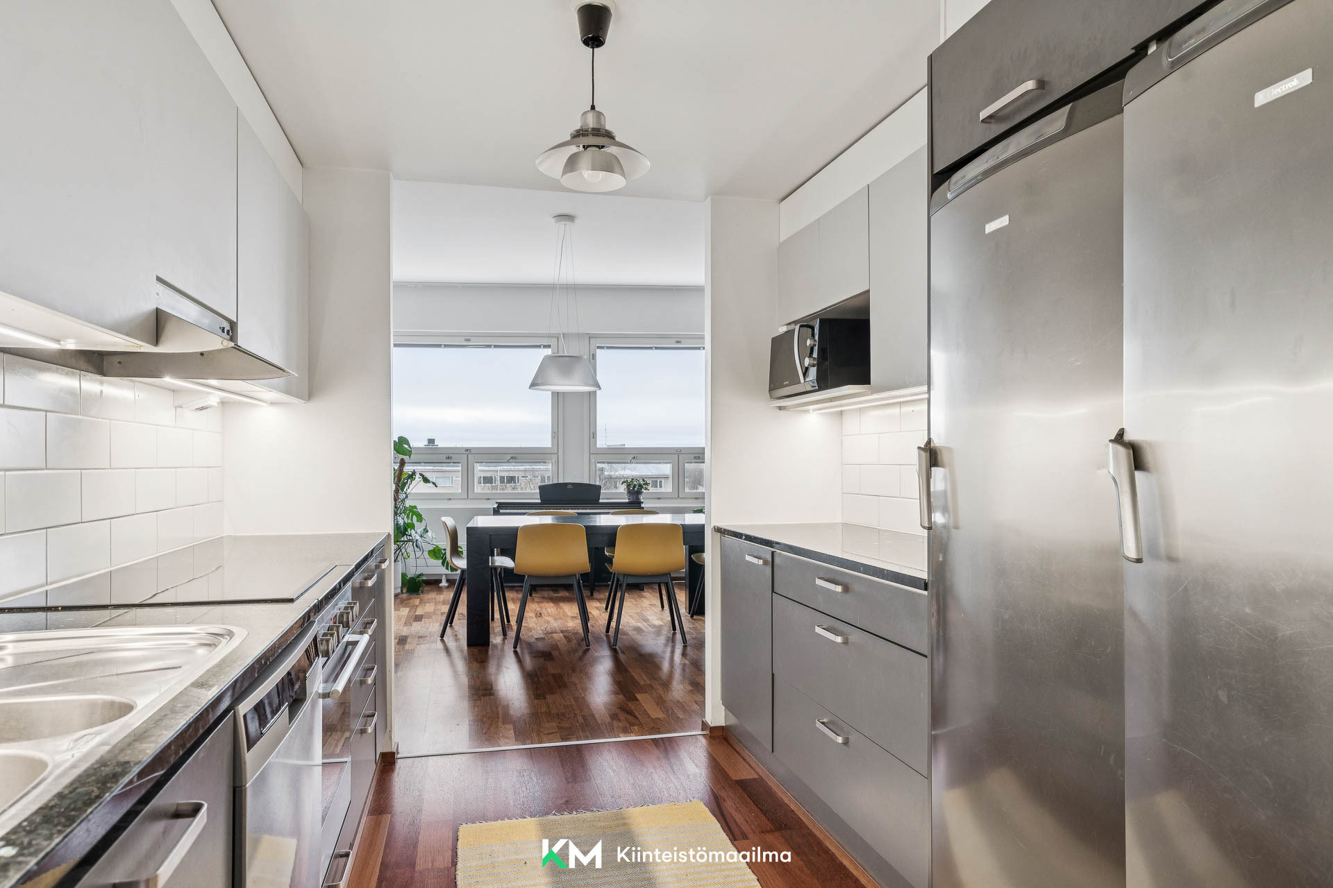 Korkeat pakaste- ja jääkaappi ovat rosteripintaisia