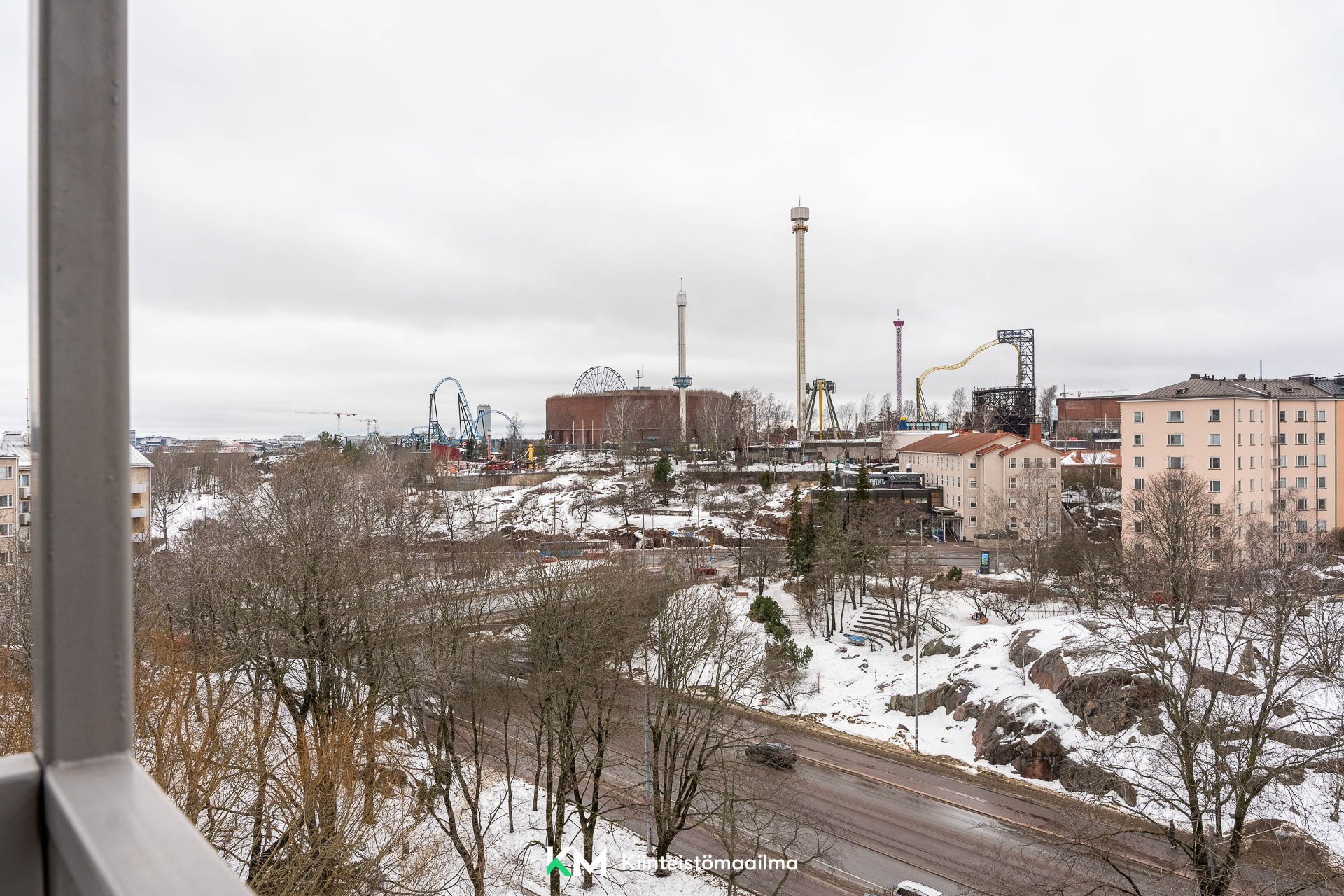 Parvekkeelta avautuvat näkymät Linnanmäelle.