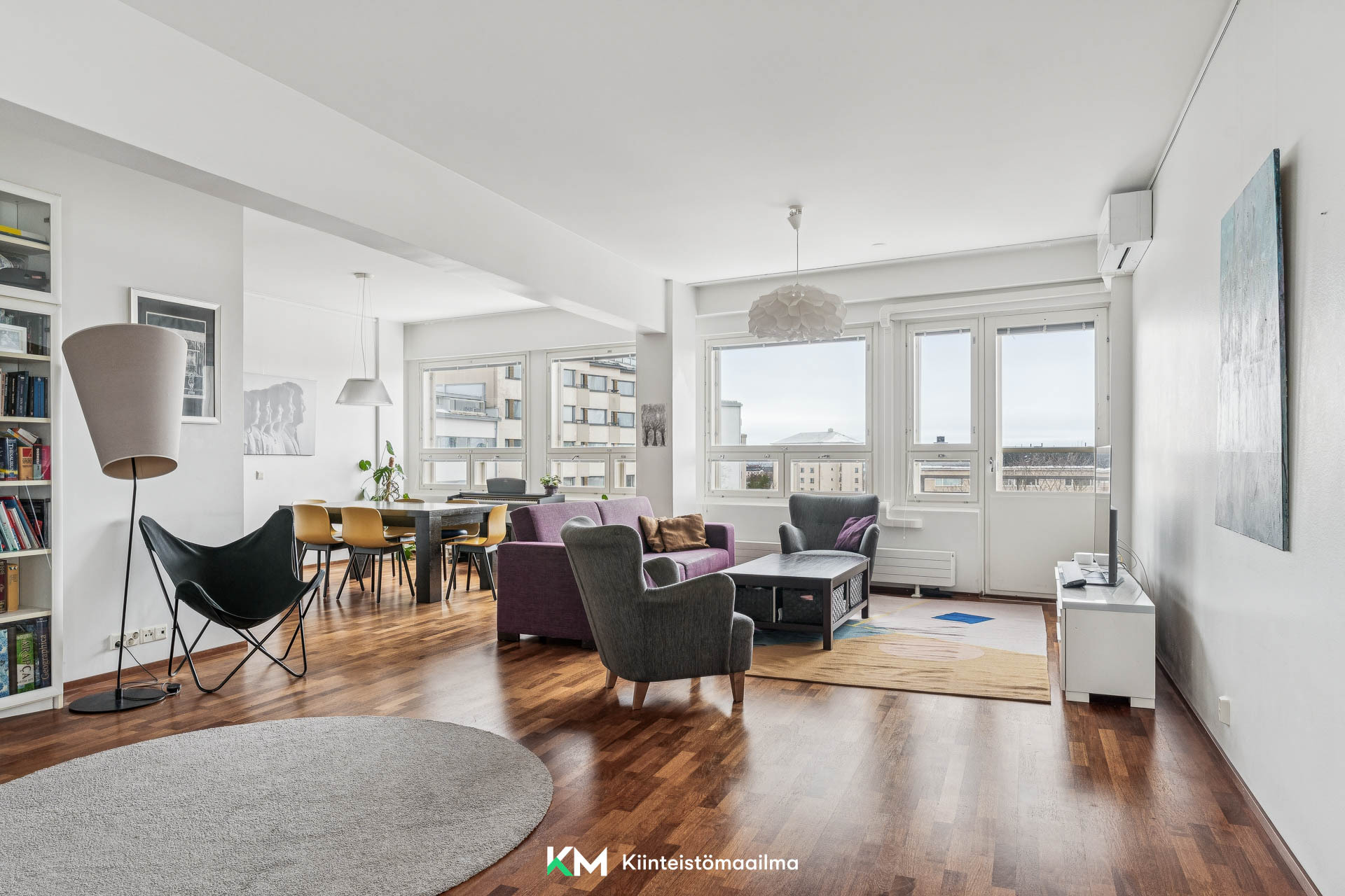 Avara ja valoisa huoneisto keskeisellä sijainnilla ja puiden latvojen yläpuolella.