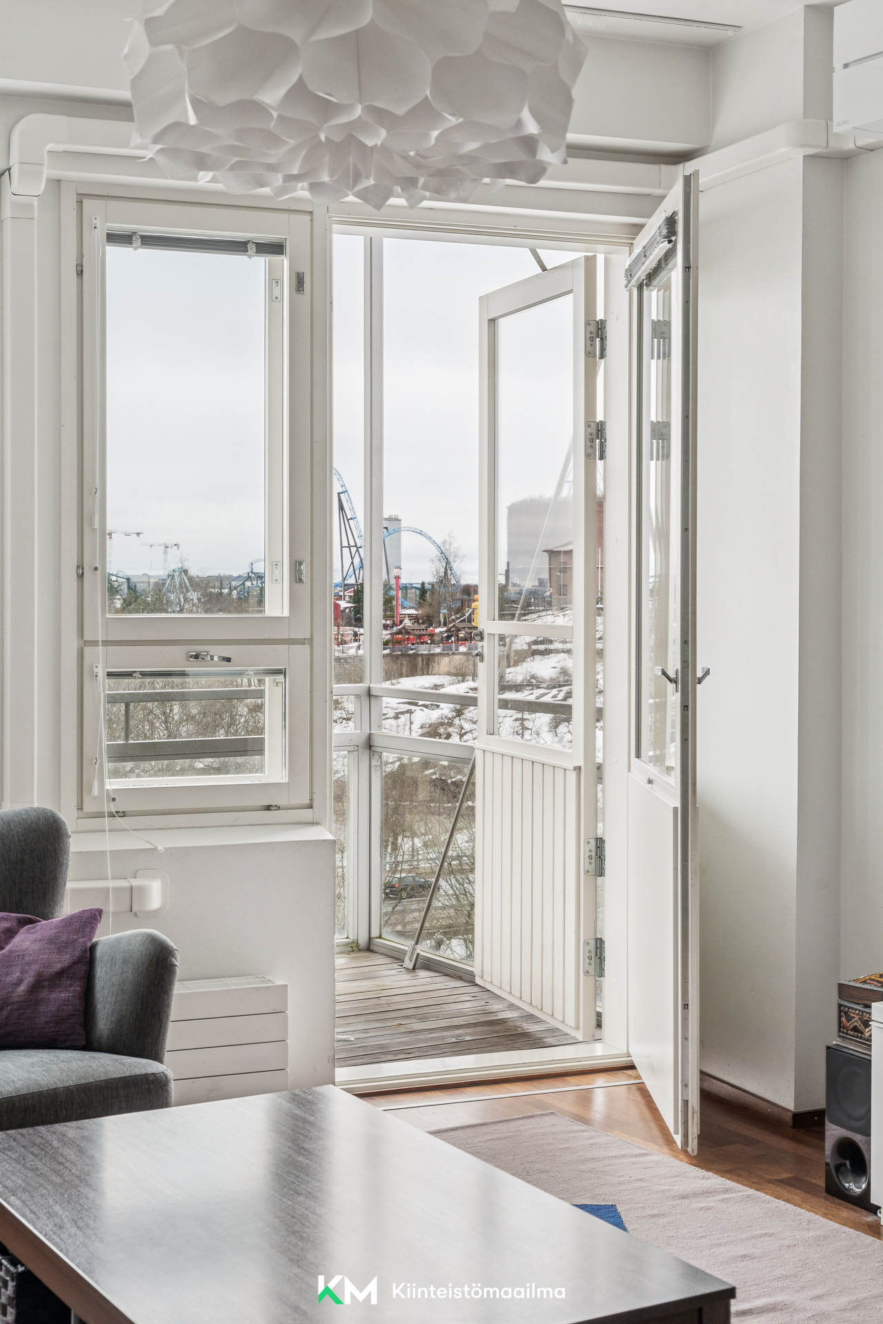 Huoneistossa on jopa kaksi parveketta. Olohuoneen yhteydessä nro 1.