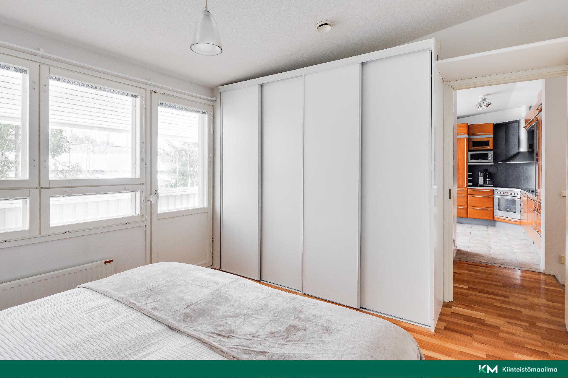 Makuuhuoneesta on ovi parvekkeelle