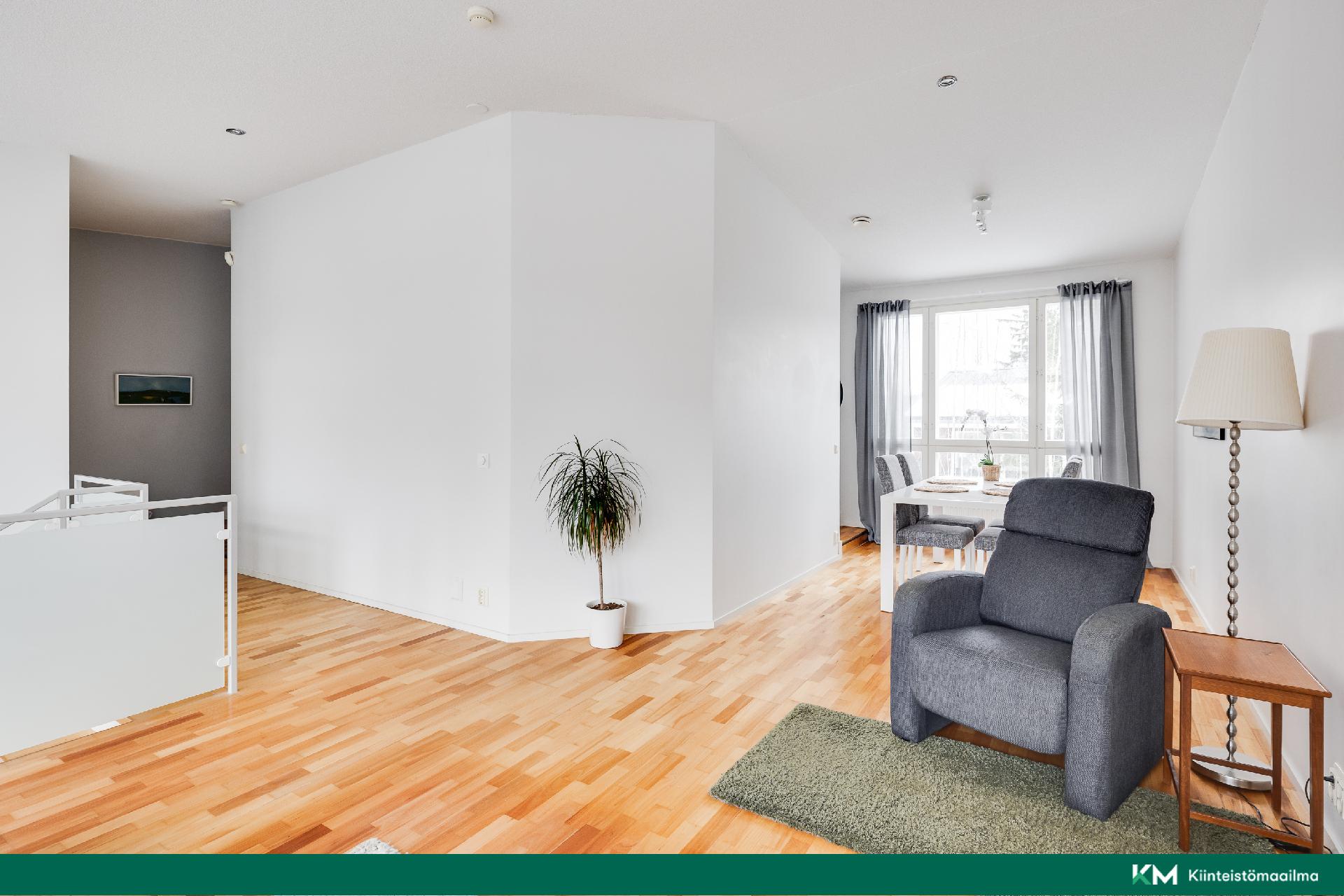 Näkymä olohuoneesta ruokailutilan ja eteisen suuntaan