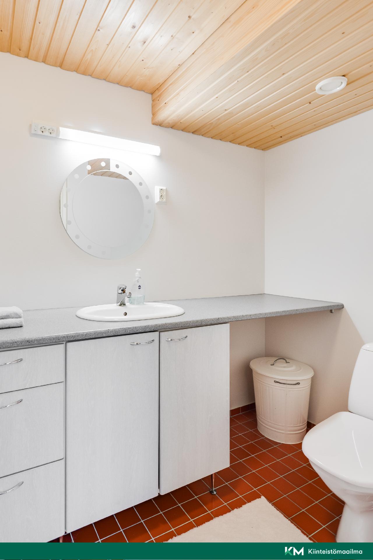 Alakerran erillinen wc