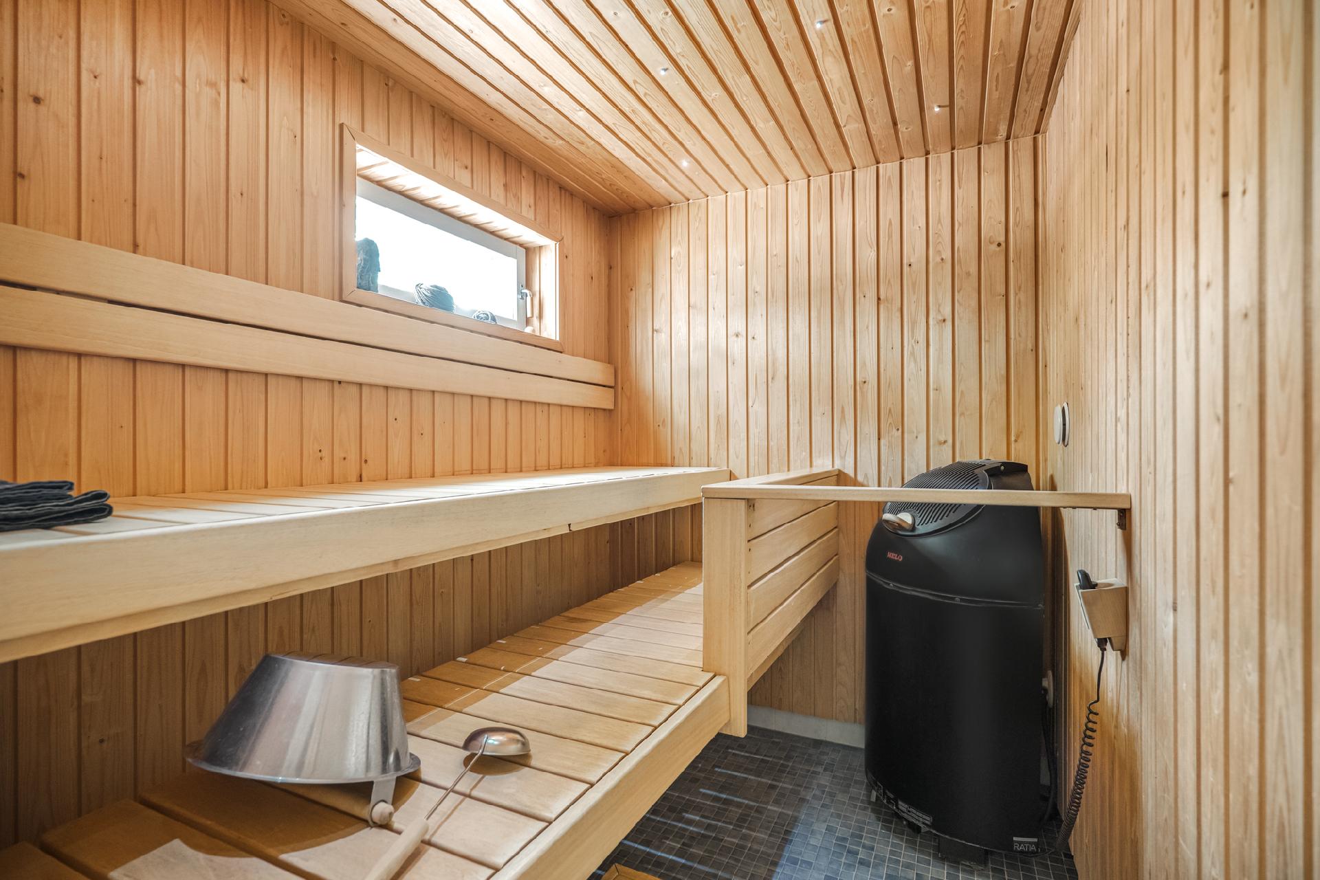 Saunassa hetivalmis kiuas ja ikkuna