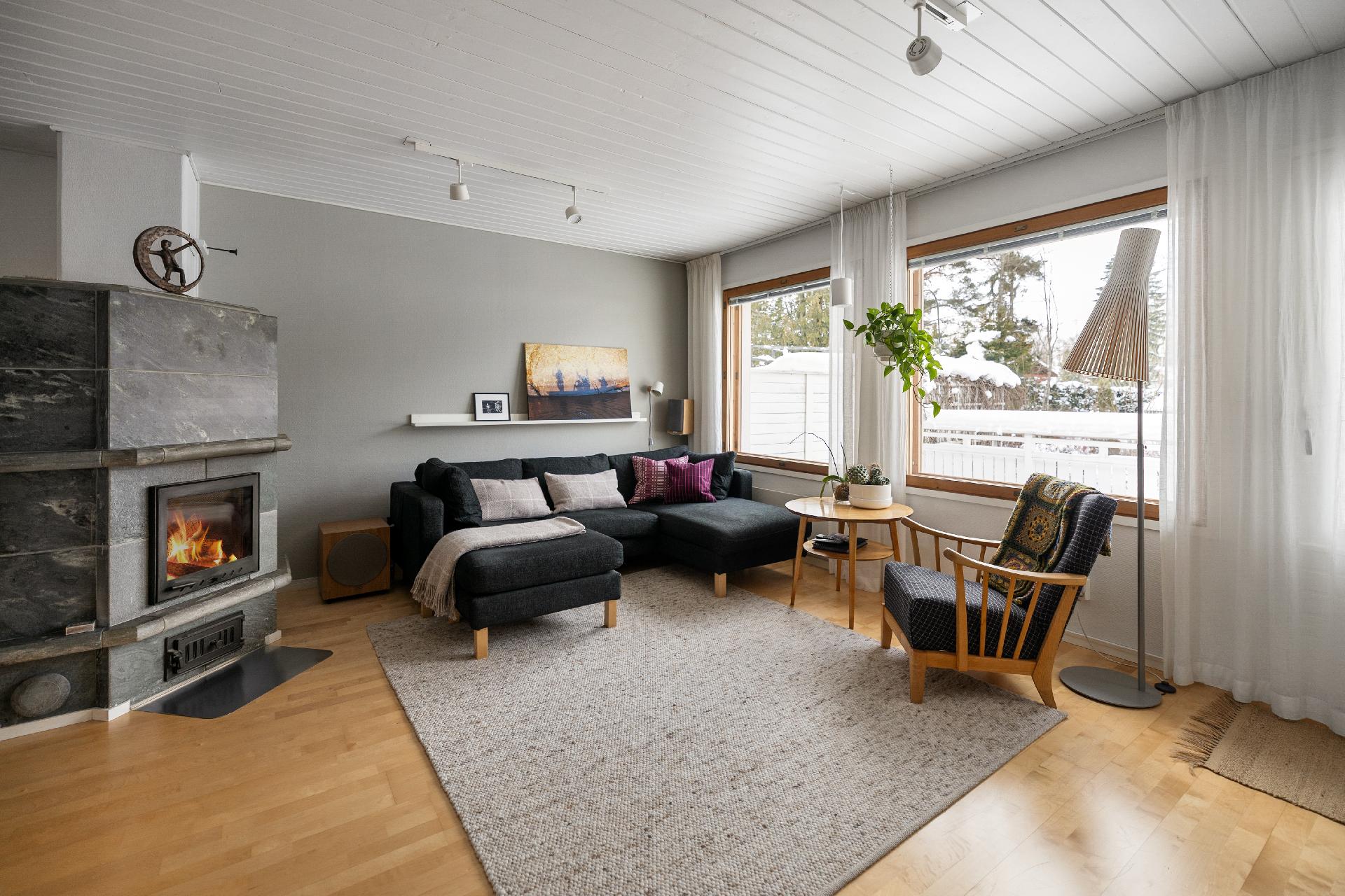 Olohuone, jossa takka lämittää ja luo tunnelmaa