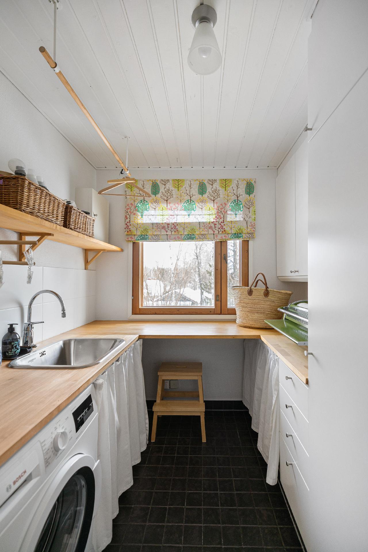 Keittiöstä käynti apukeittiöön, jossa pyykkihuolto