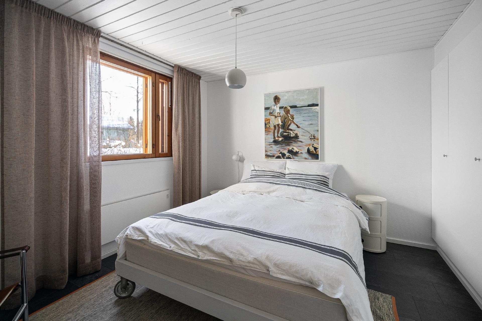 Alakerran makuuhuone