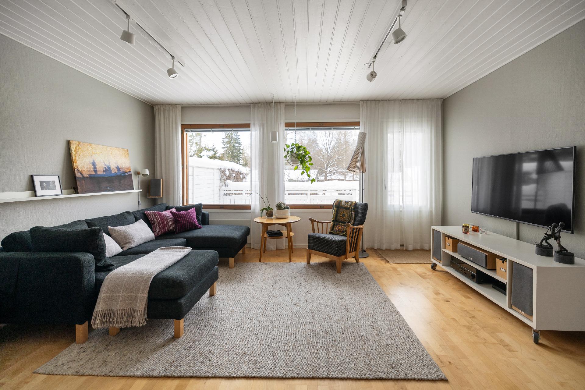 Olohuoneesta käynti takapihan terasille