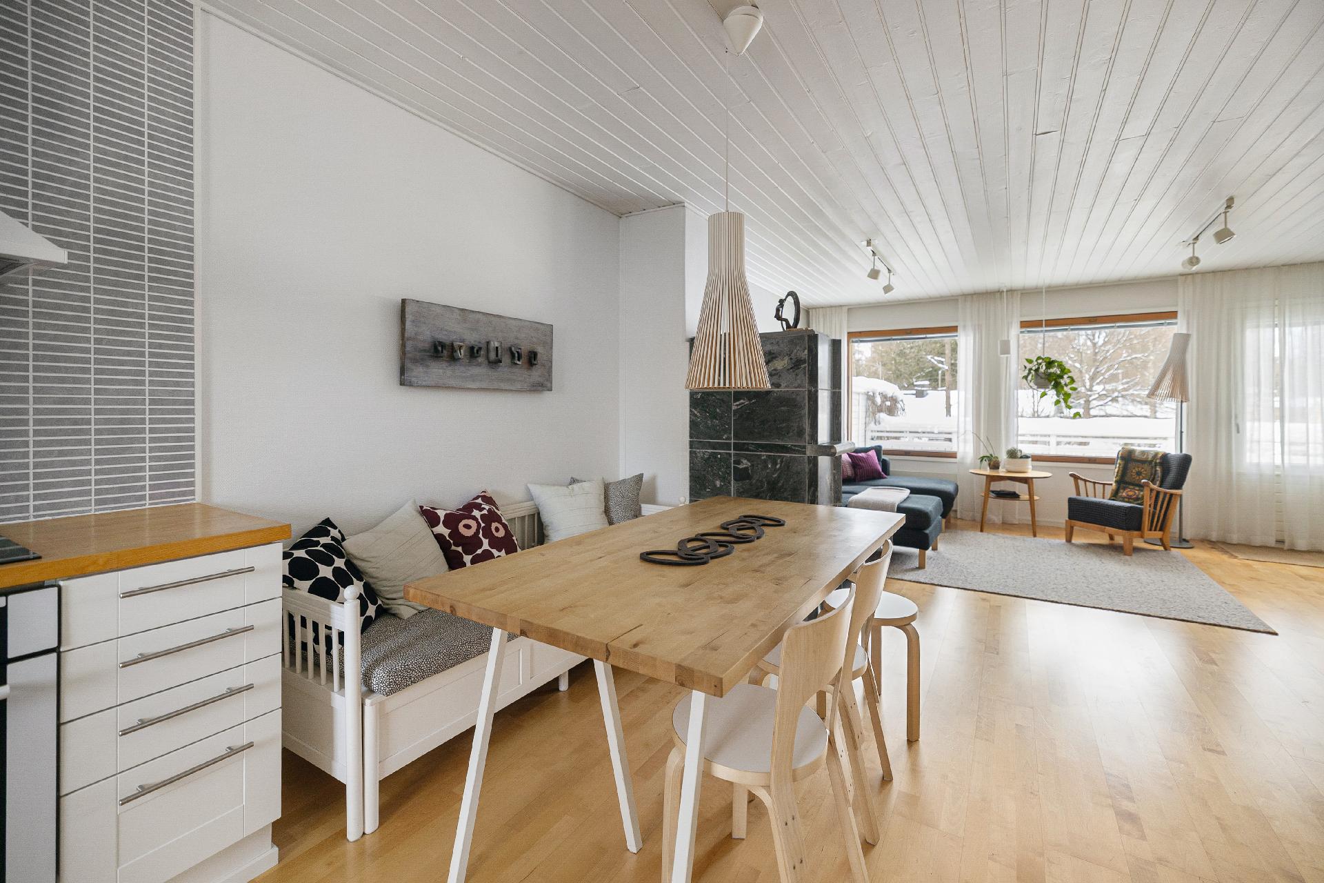 Ruokapöydälle oma tila takan läheisyydessä