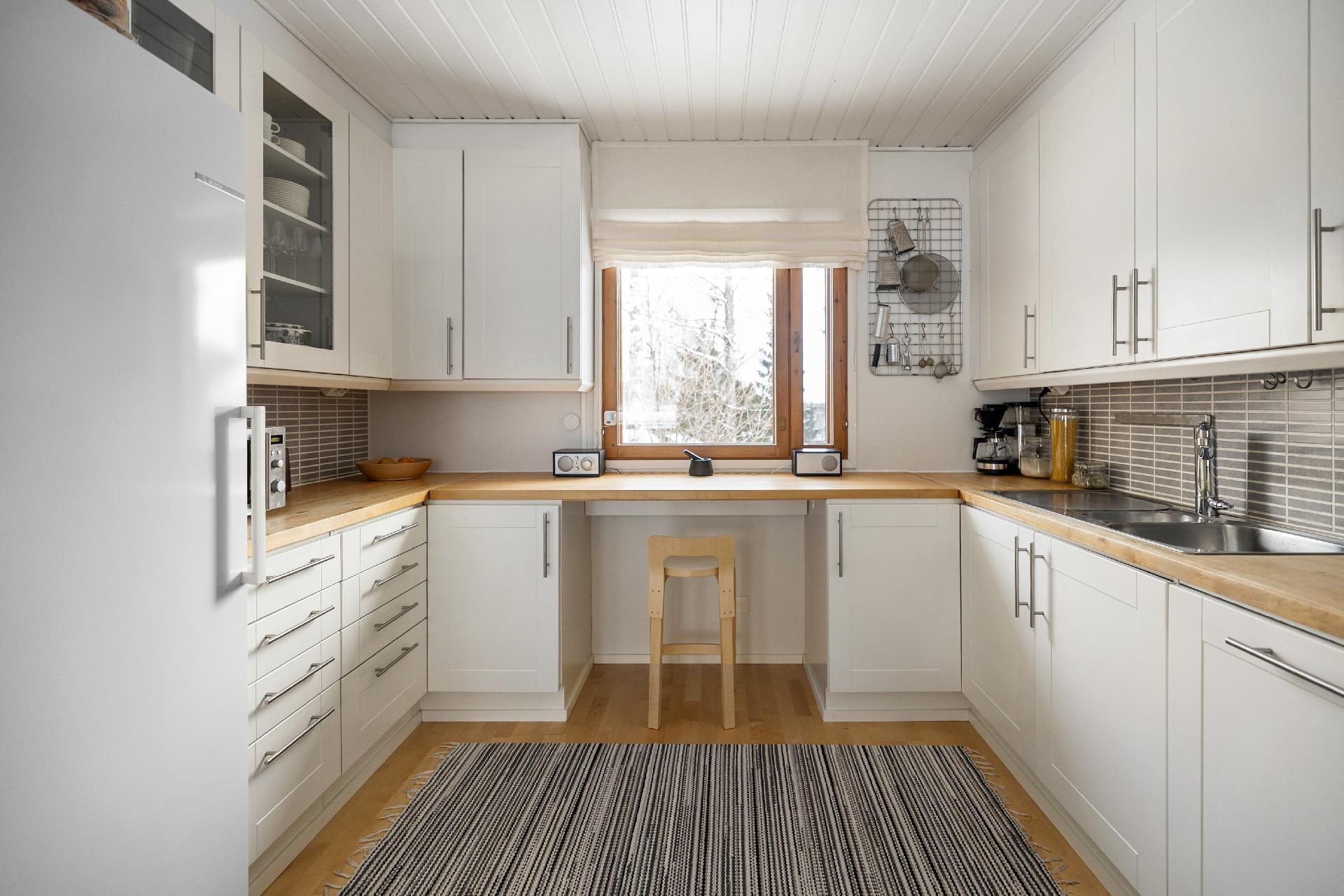 Kaunis ikkunallinen keittiö