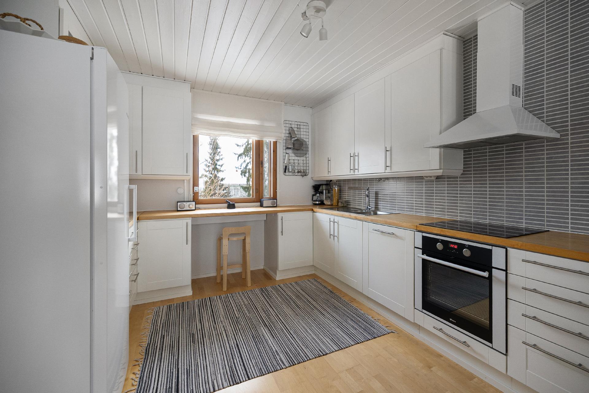 Keittiössä hyvin taso- ja säilytystilaa